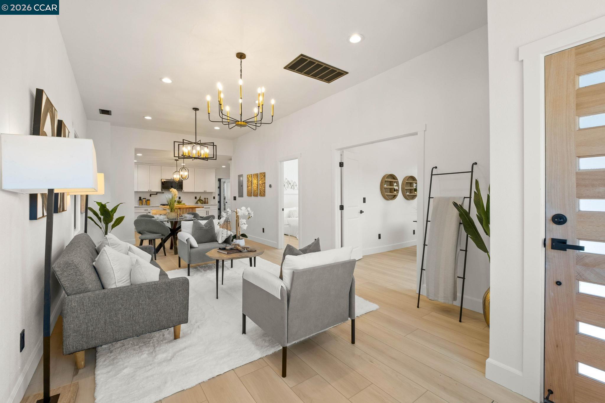 Detail Gallery Image 5 of 30 For 1920 Linden St, Oakland,  CA 94607 - 3 Beds | 2/1 Baths