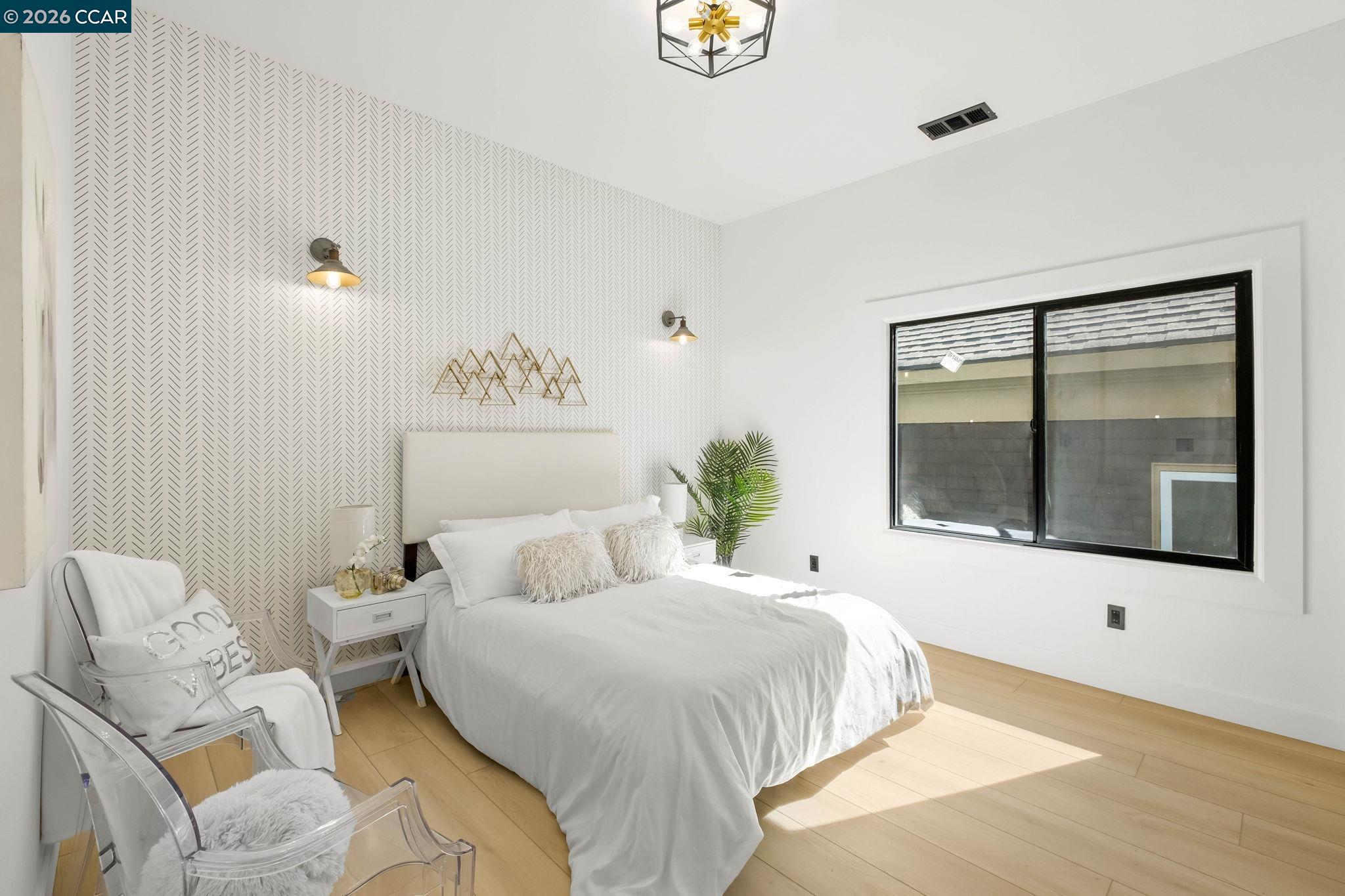 Detail Gallery Image 8 of 29 For 1920 Linden St, Oakland,  CA 94607 - 3 Beds | 2/1 Baths