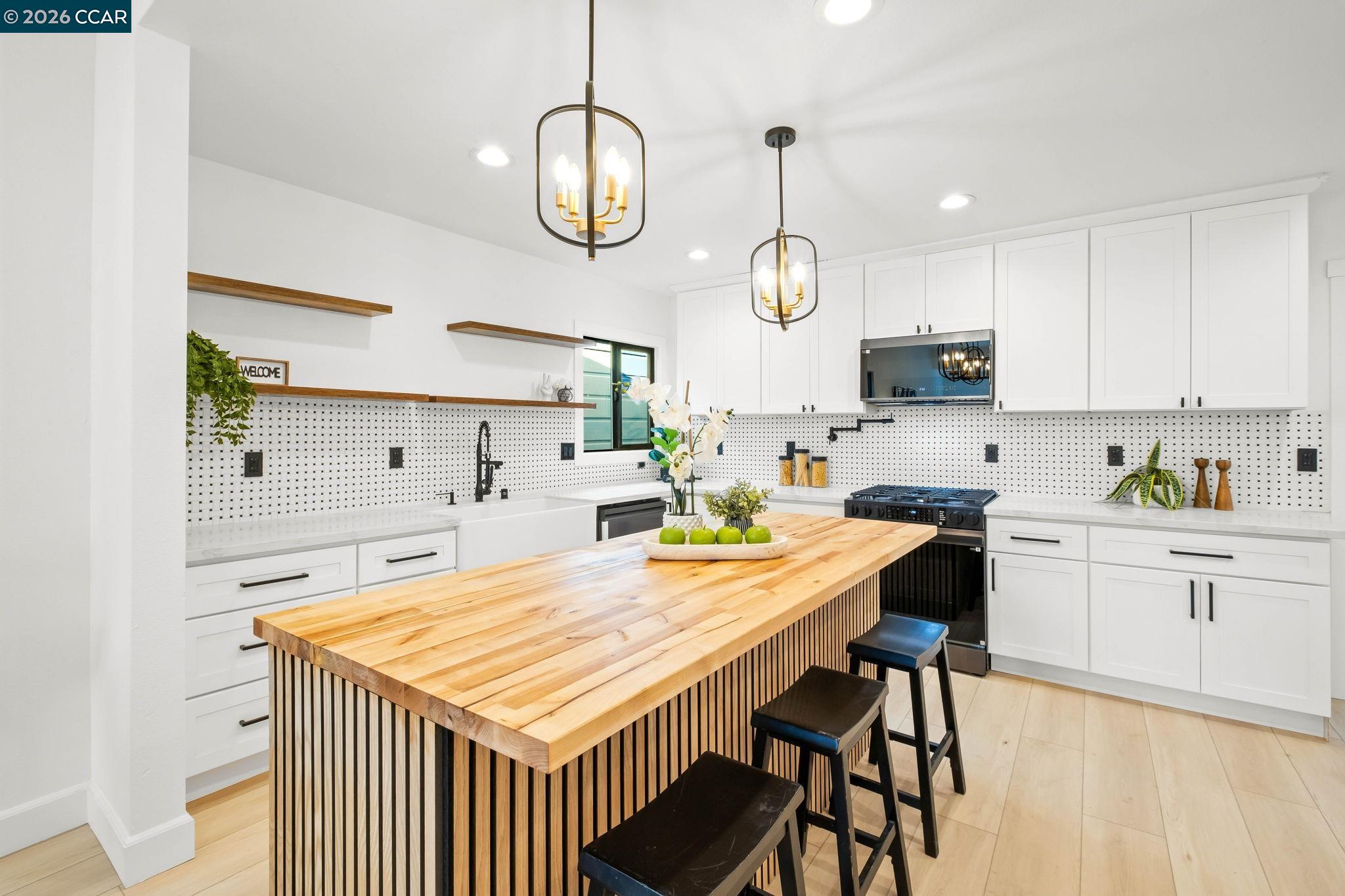 Detail Gallery Image 10 of 29 For 1920 Linden St, Oakland,  CA 94607 - 3 Beds | 2/1 Baths