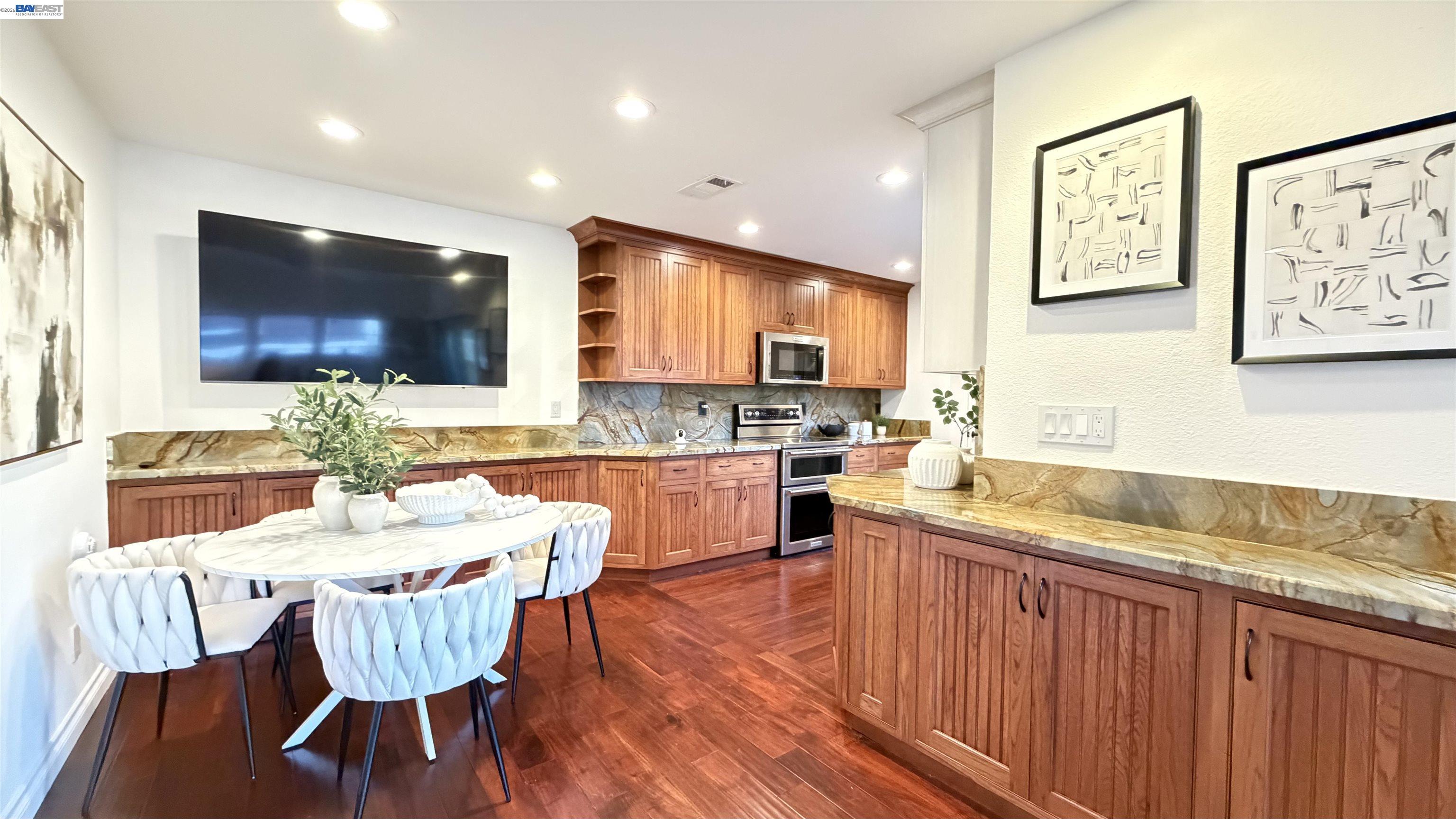 Detail Gallery Image 5 of 32 For 7272 Cronin Cir, Dublin,  CA 94568 - 2 Beds | 2 Baths