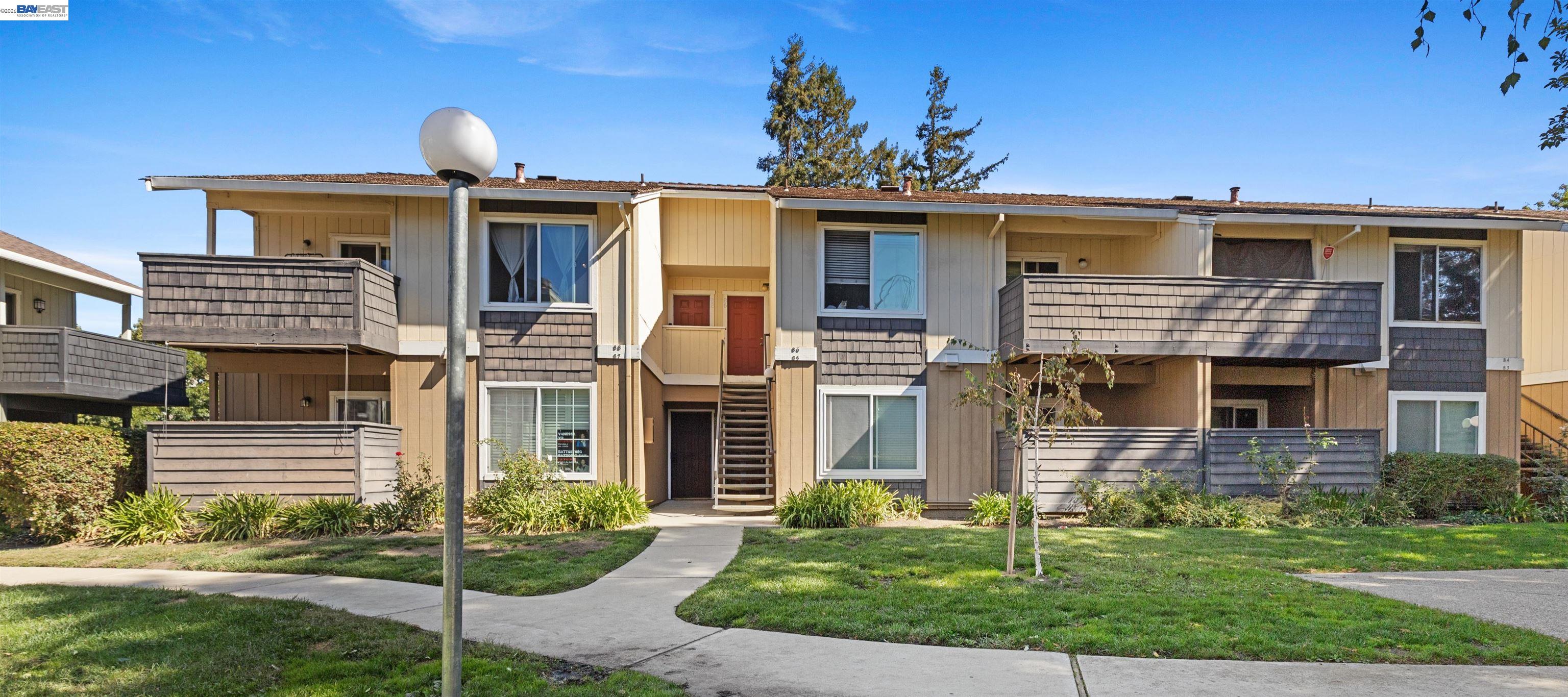 Detail Gallery Image 1 of 38 For 2575 Easton Way, San Jose,  CA 95133 - 2 Beds | 2 Baths