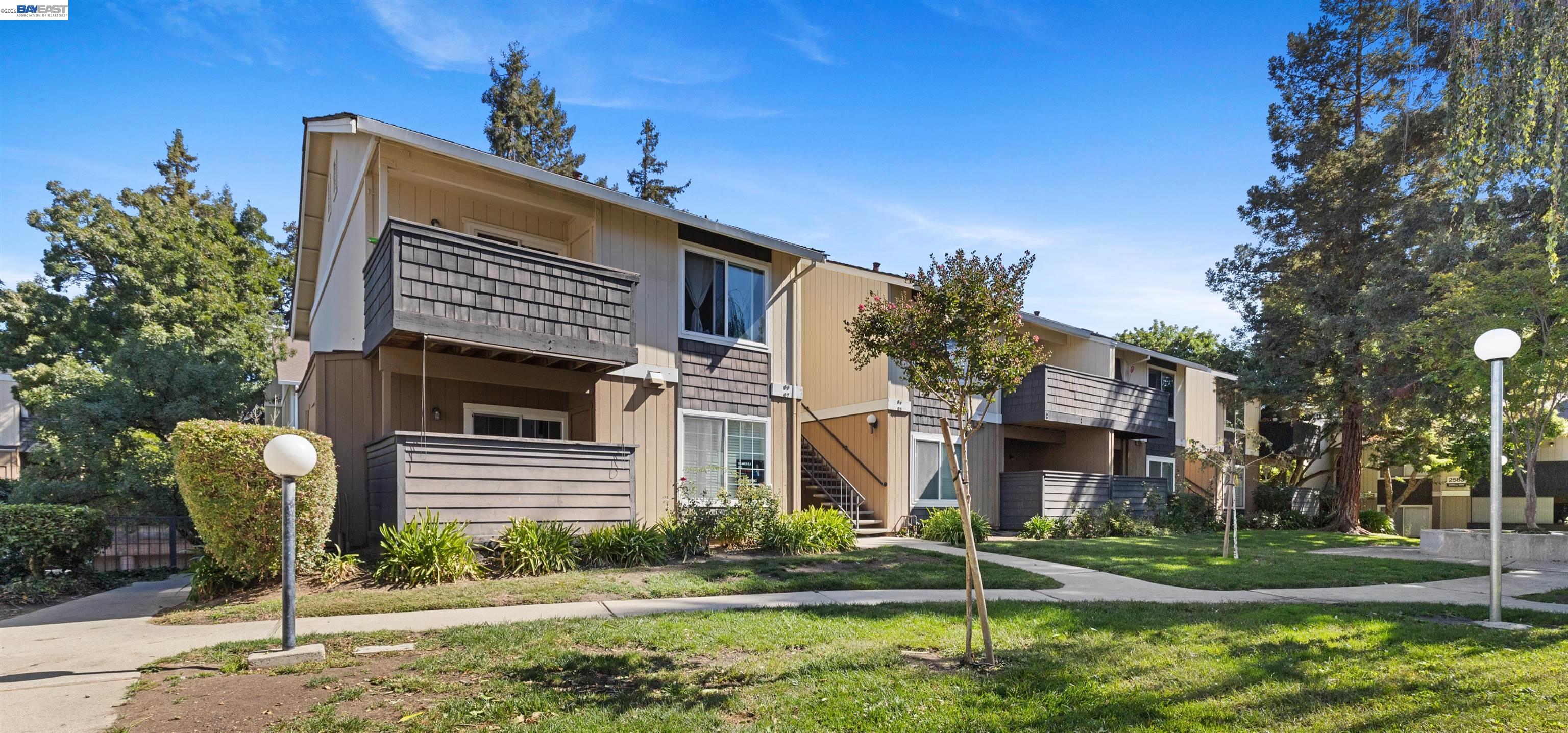 Detail Gallery Image 2 of 38 For 2575 Easton Way, San Jose,  CA 95133 - 2 Beds | 2 Baths