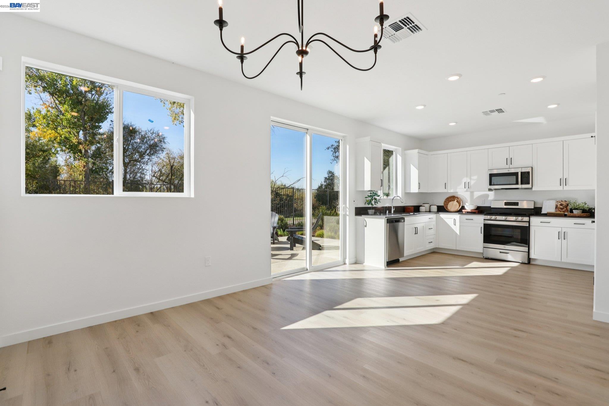 Detail Gallery Image 9 of 30 For 856 Pecan Tree Ln, Galt,  CA 95632 - 3 Beds | 2/1 Baths