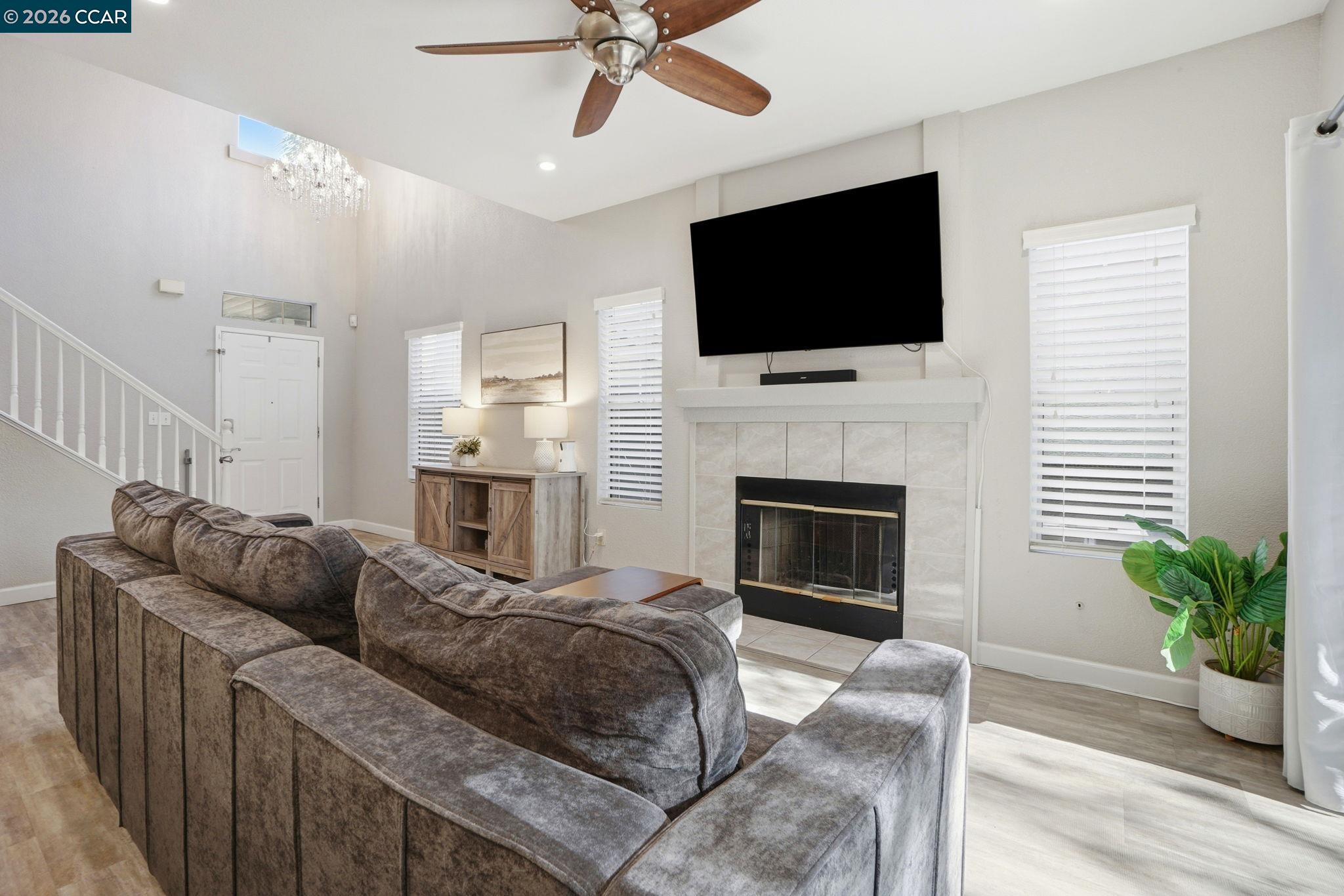 Detail Gallery Image 4 of 29 For 249 Stranahan Cir, Clayton,  CA 94517 - 3 Beds | 2/1 Baths