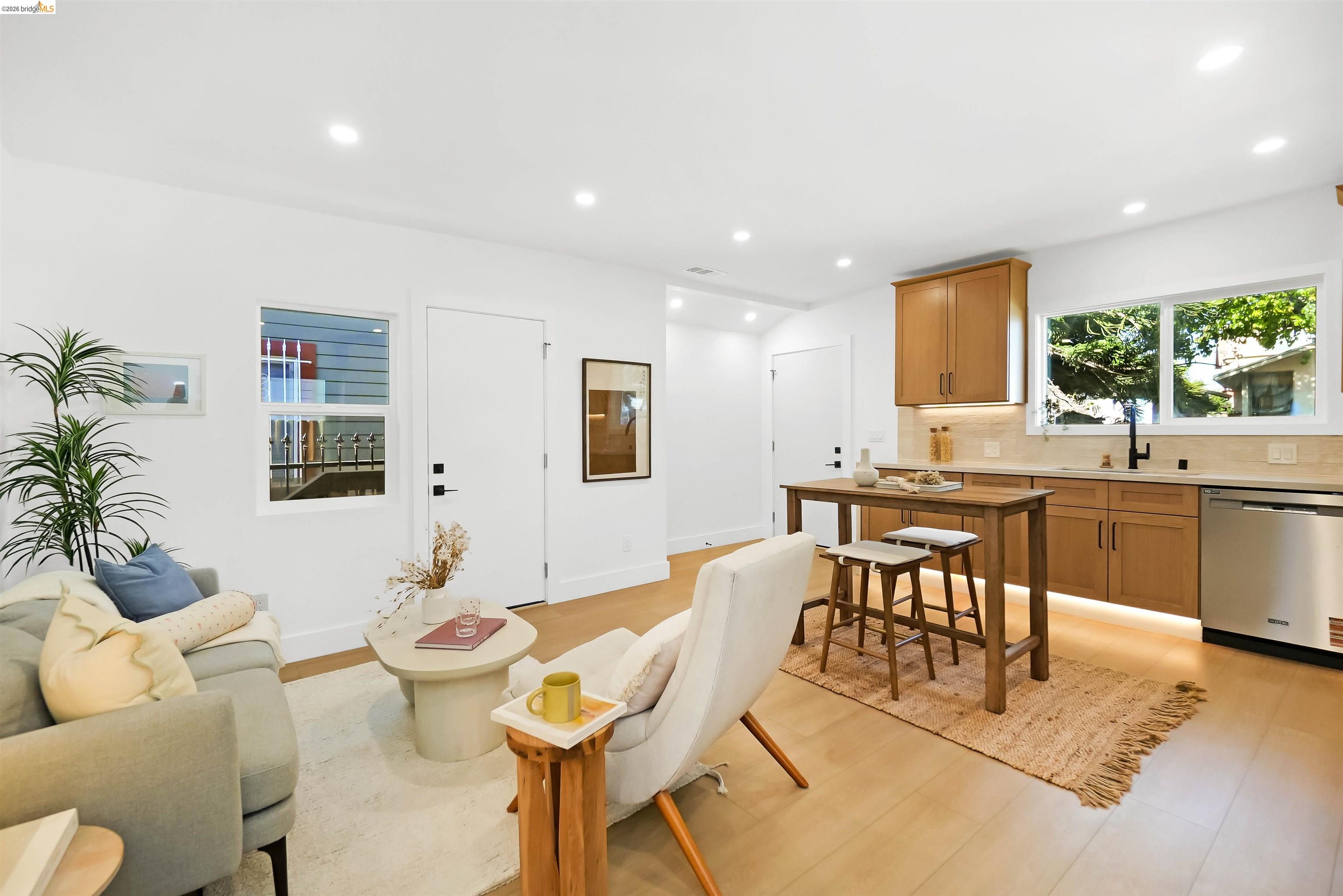 Detail Gallery Image 11 of 41 For 3654 39th Ave, Oakland,  CA 94619 - 2 Beds | 2 Baths