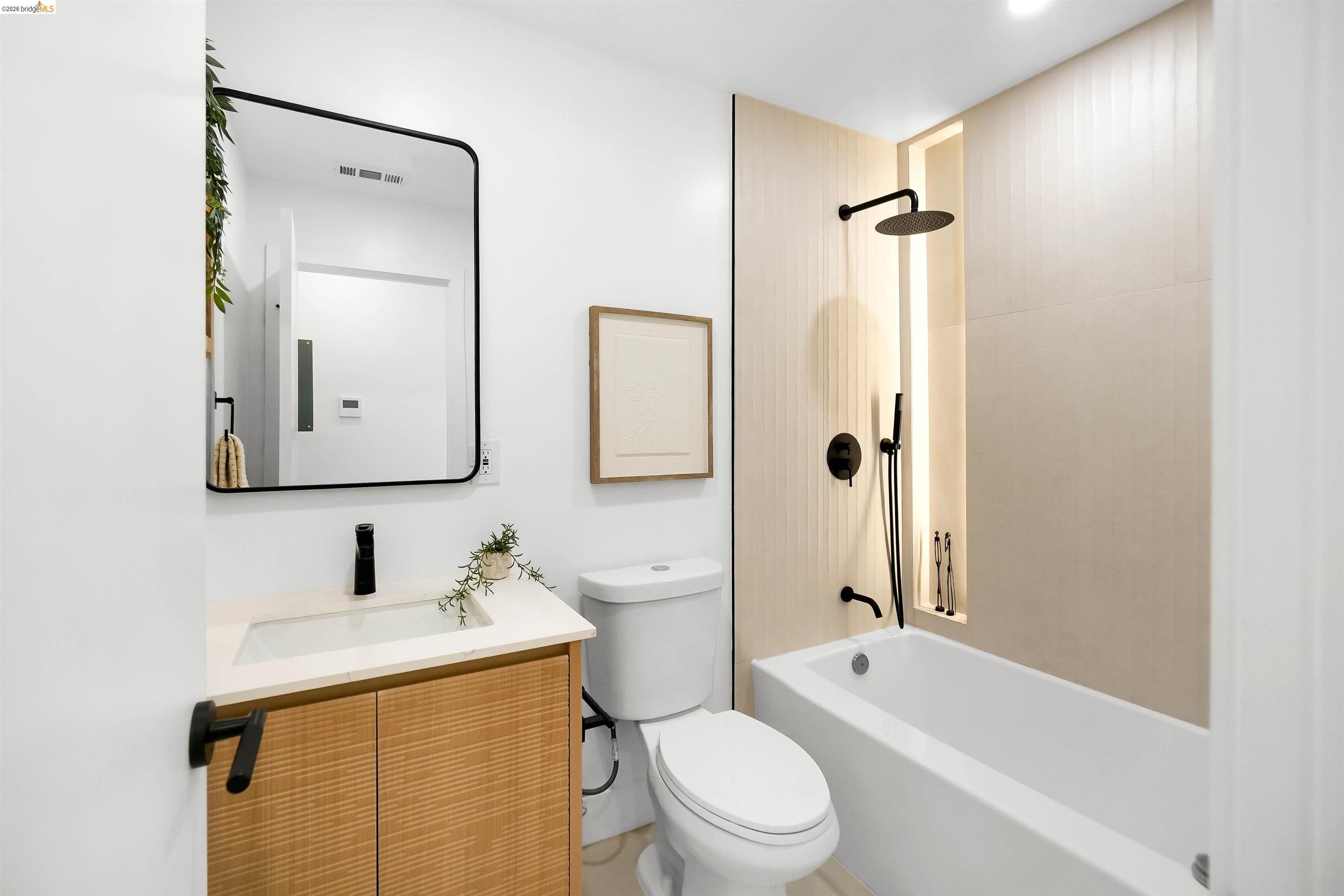 Detail Gallery Image 14 of 41 For 3654 39th Ave, Oakland,  CA 94619 - 2 Beds | 2 Baths