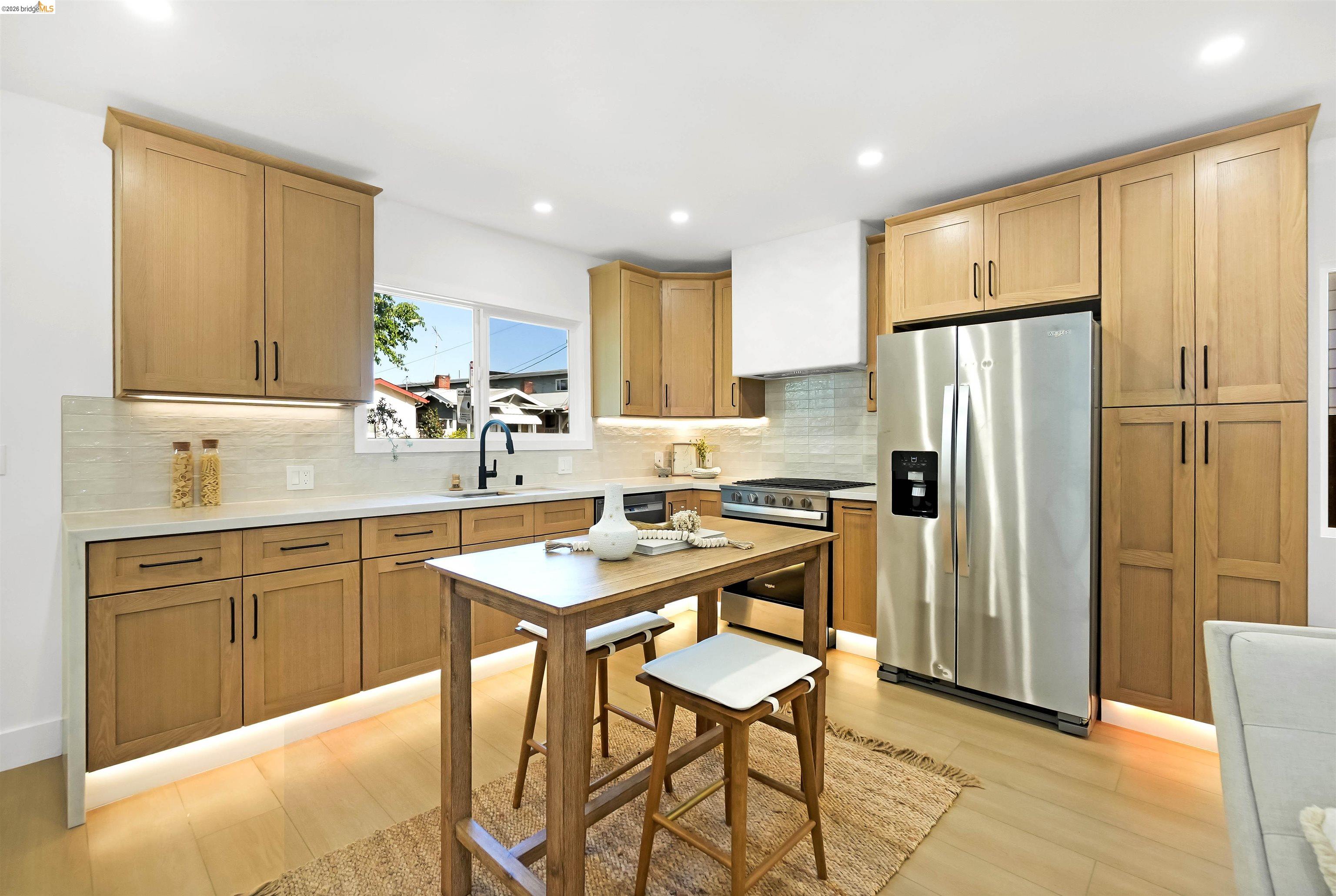 Detail Gallery Image 3 of 41 For 3654 39th Ave, Oakland,  CA 94619 - 2 Beds | 2 Baths