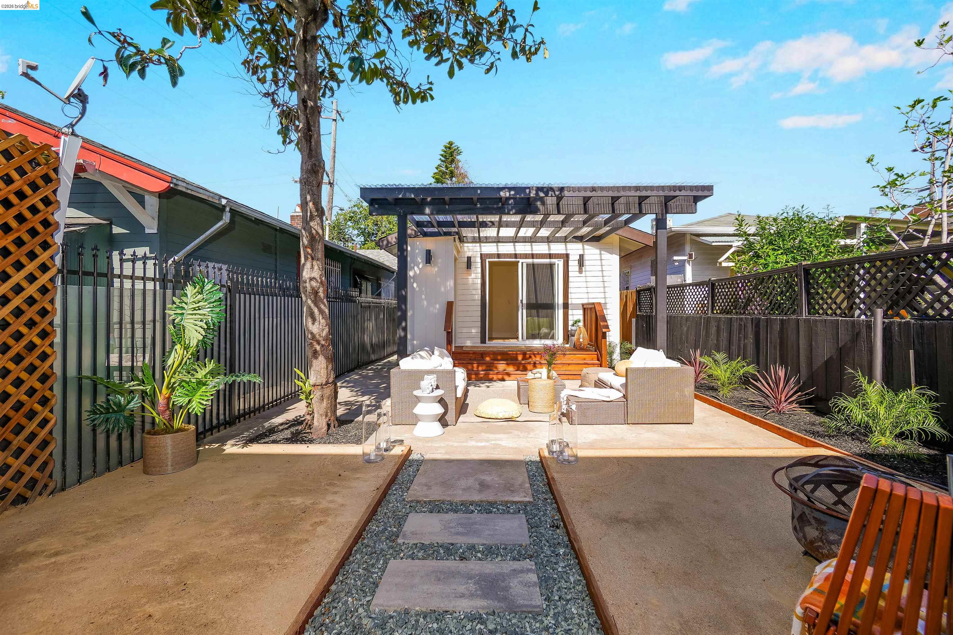 Detail Gallery Image 28 of 41 For 3654 39th Ave, Oakland,  CA 94619 - 2 Beds | 2 Baths