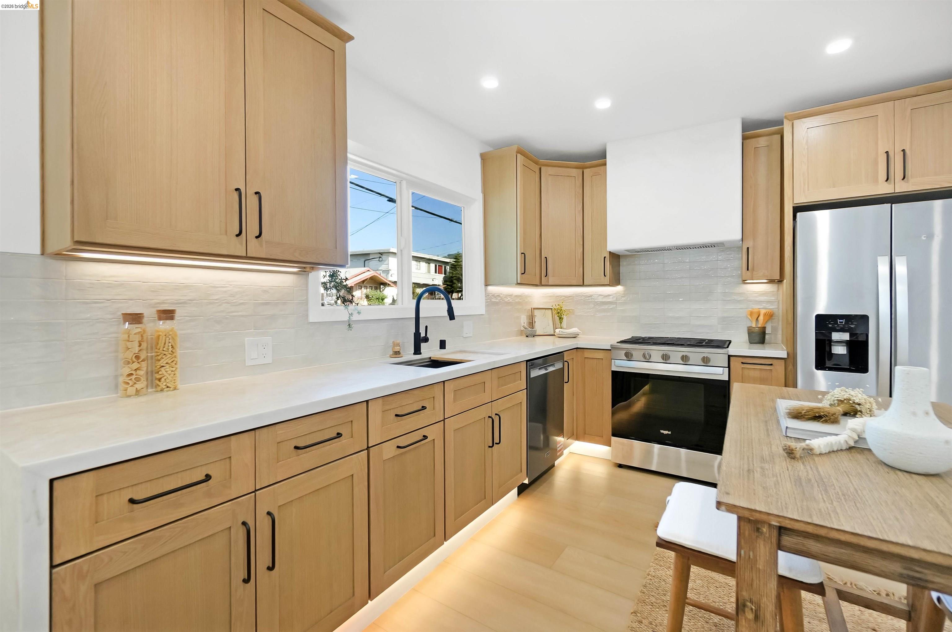 Detail Gallery Image 4 of 41 For 3654 39th Ave, Oakland,  CA 94619 - 2 Beds | 2 Baths