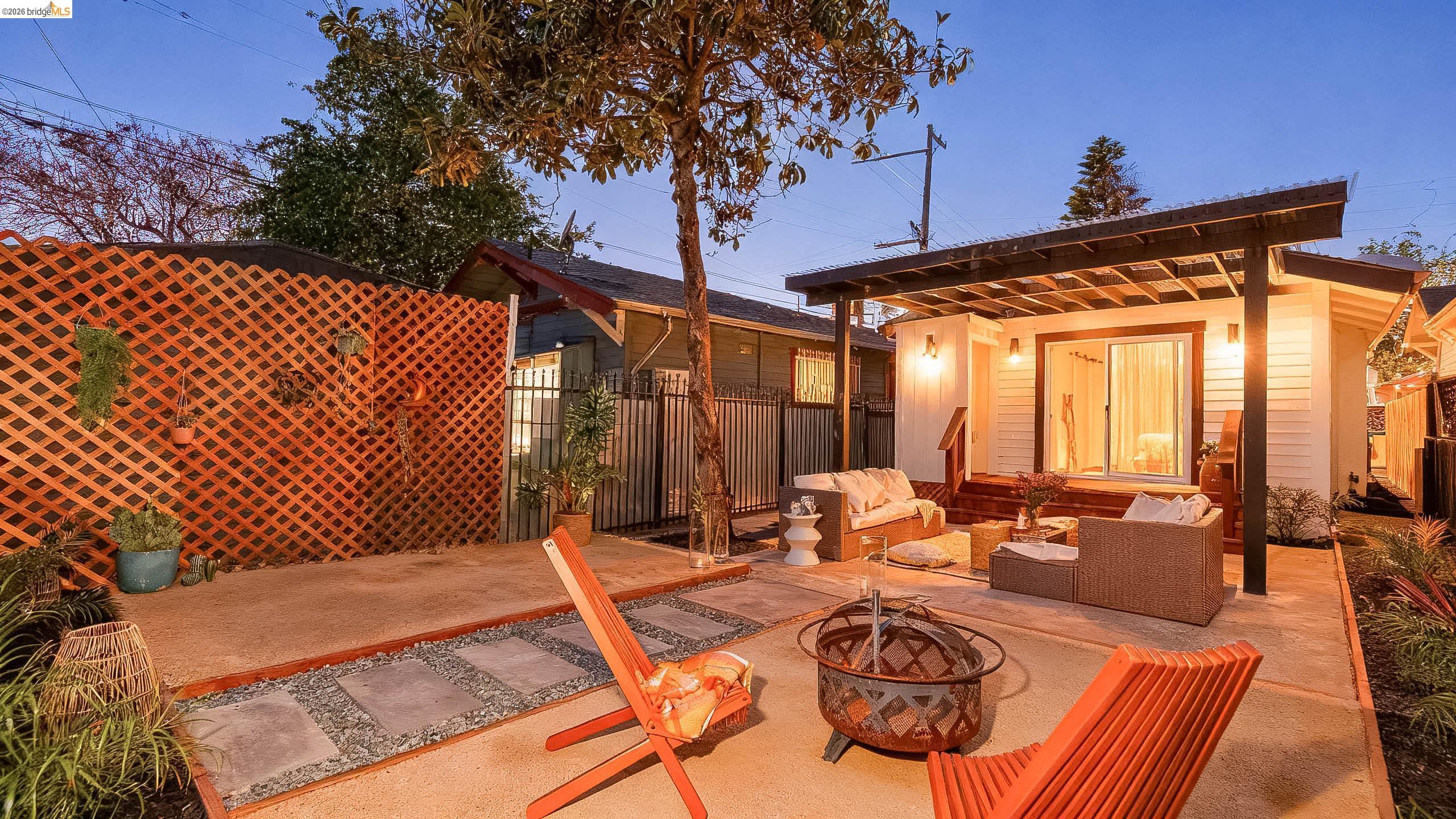 Detail Gallery Image 31 of 41 For 3654 39th Ave, Oakland,  CA 94619 - 2 Beds | 2 Baths