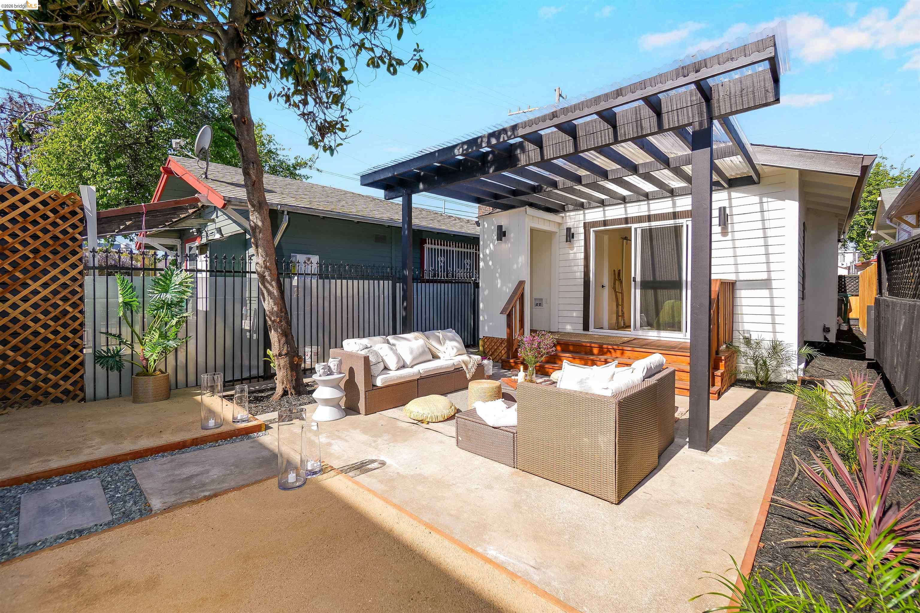 Detail Gallery Image 33 of 41 For 3654 39th Ave, Oakland,  CA 94619 - 2 Beds | 2 Baths