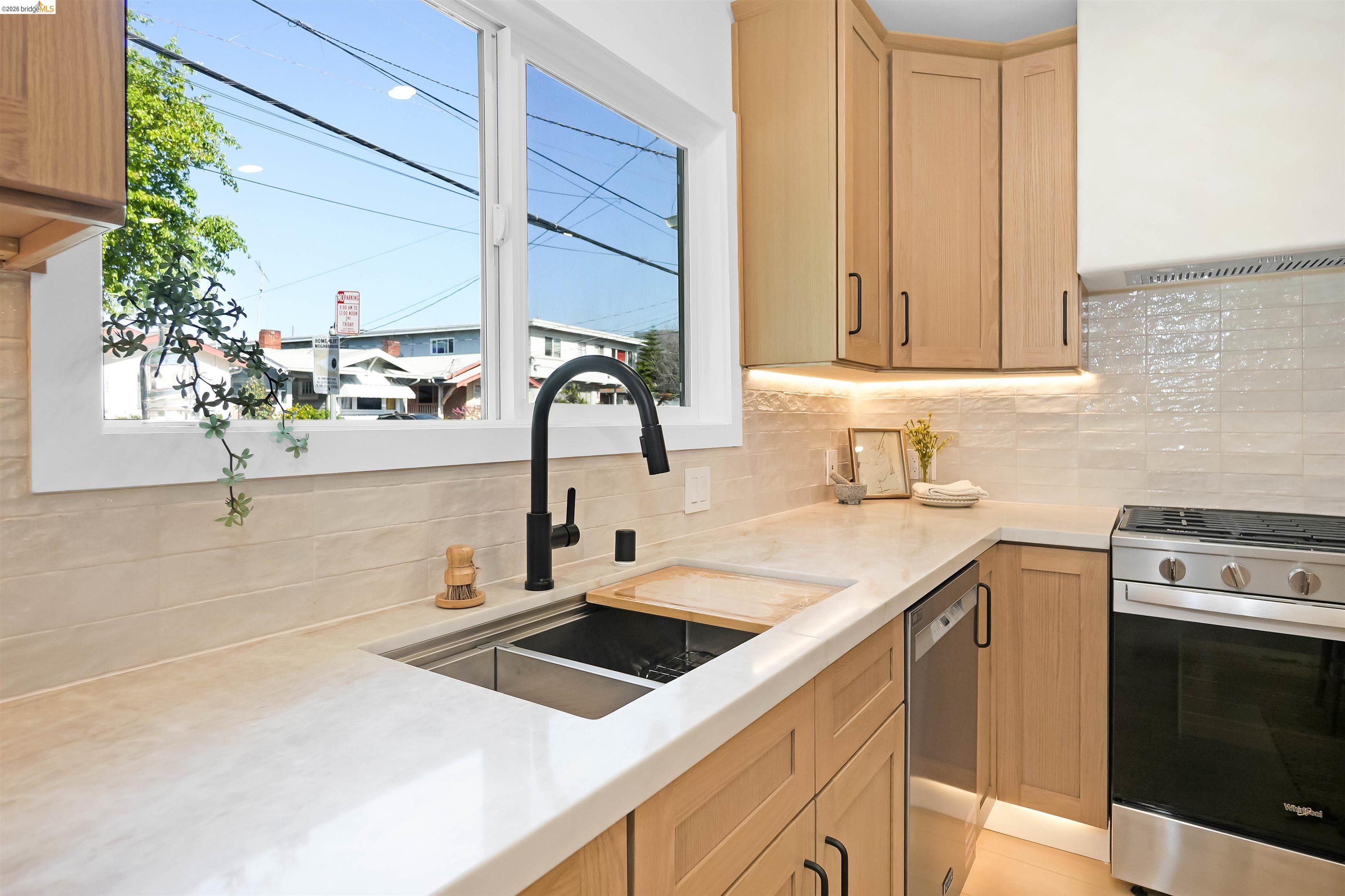 Detail Gallery Image 5 of 41 For 3654 39th Ave, Oakland,  CA 94619 - 2 Beds | 2 Baths