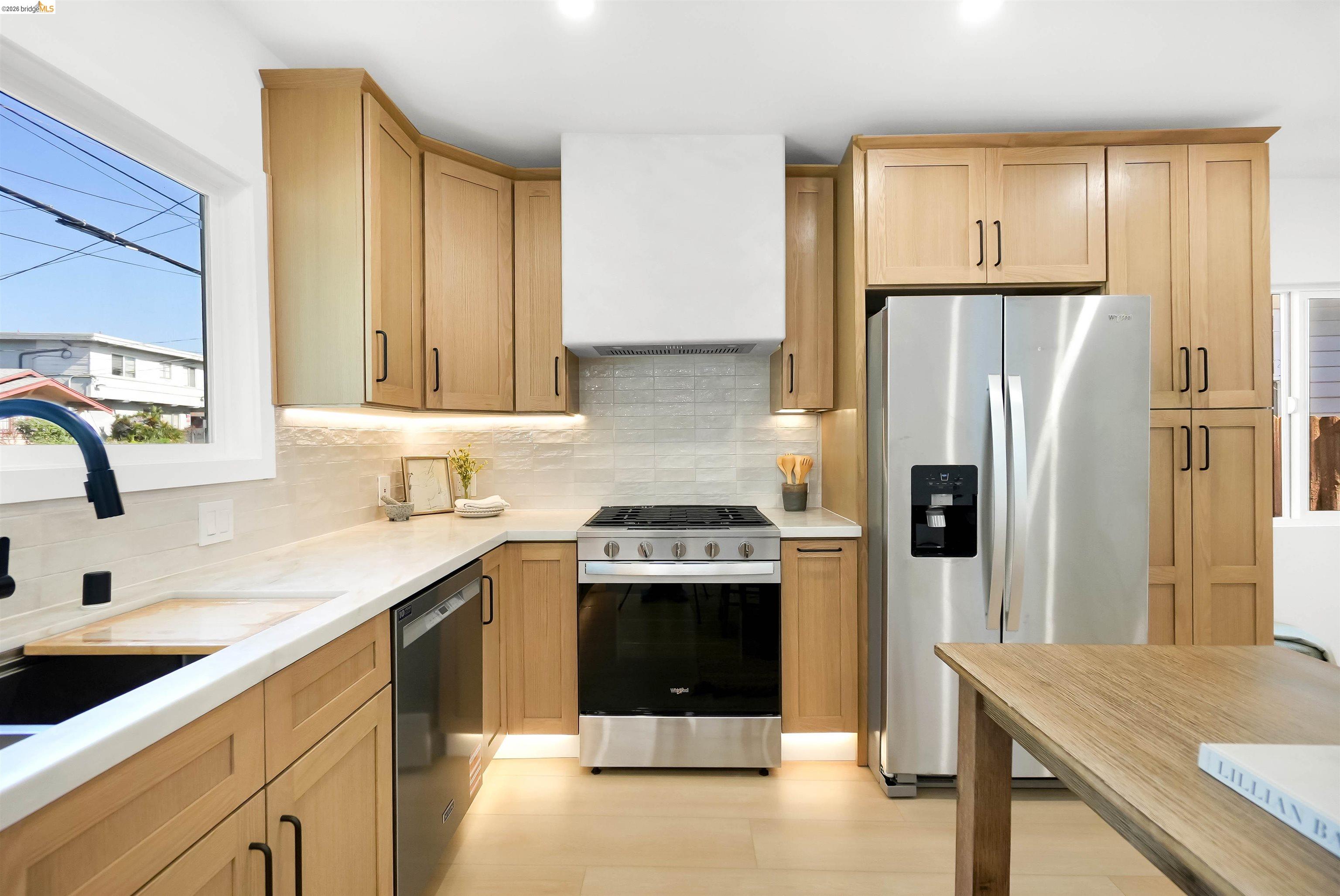 Detail Gallery Image 6 of 41 For 3654 39th Ave, Oakland,  CA 94619 - 2 Beds | 2 Baths