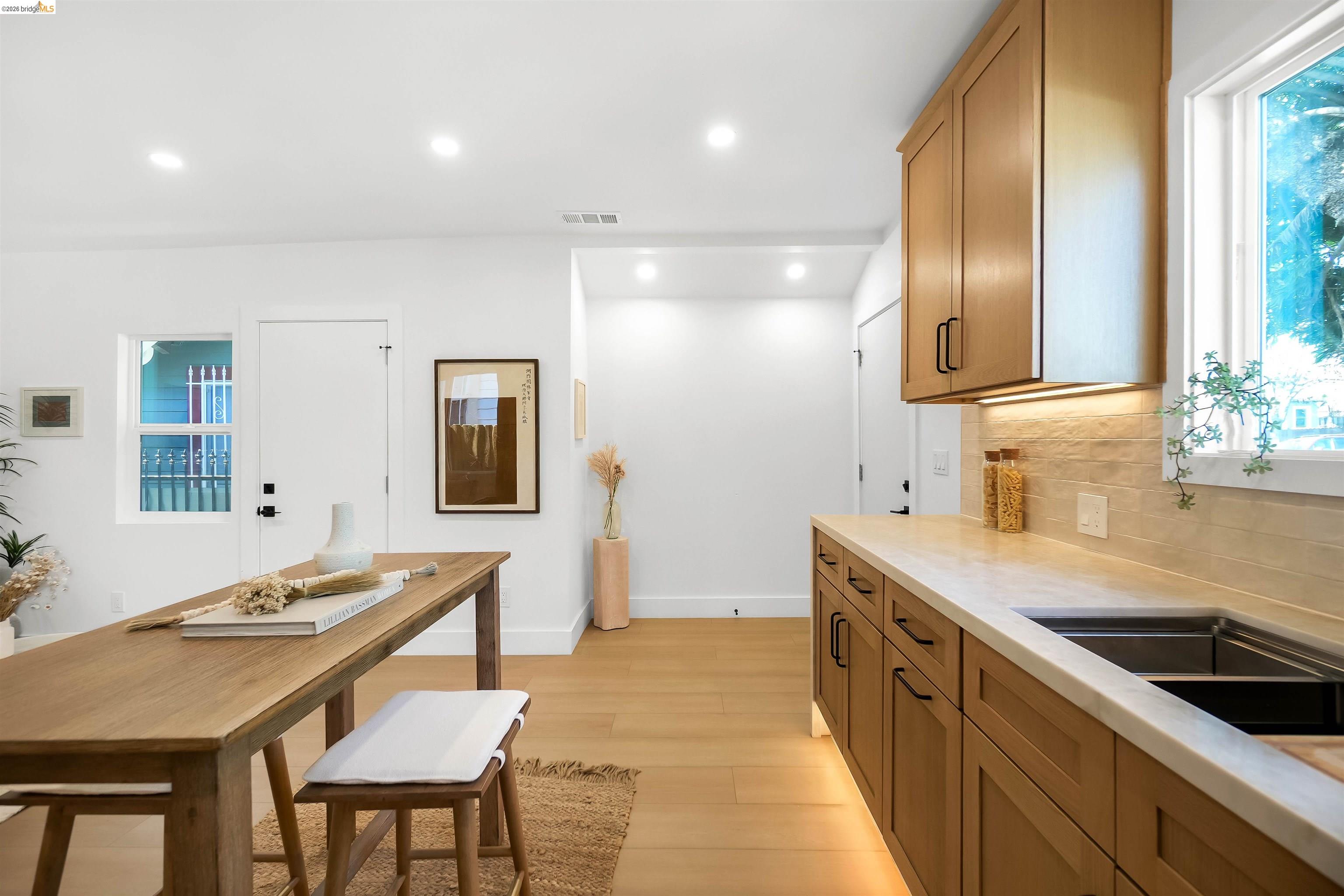 Detail Gallery Image 7 of 41 For 3654 39th Ave, Oakland,  CA 94619 - 2 Beds | 2 Baths