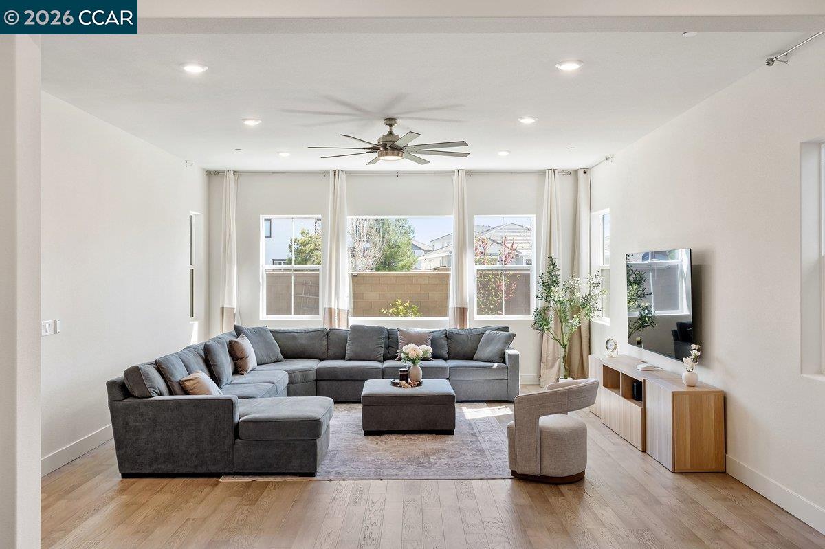 Detail Gallery Image 6 of 48 For 3096 Leeds Ln, Tracy,  CA 95377 - 4 Beds | 3/1 Baths