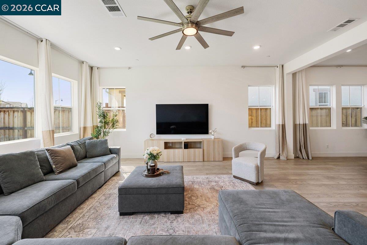 Detail Gallery Image 7 of 48 For 3096 Leeds Ln, Tracy,  CA 95377 - 4 Beds | 3/1 Baths