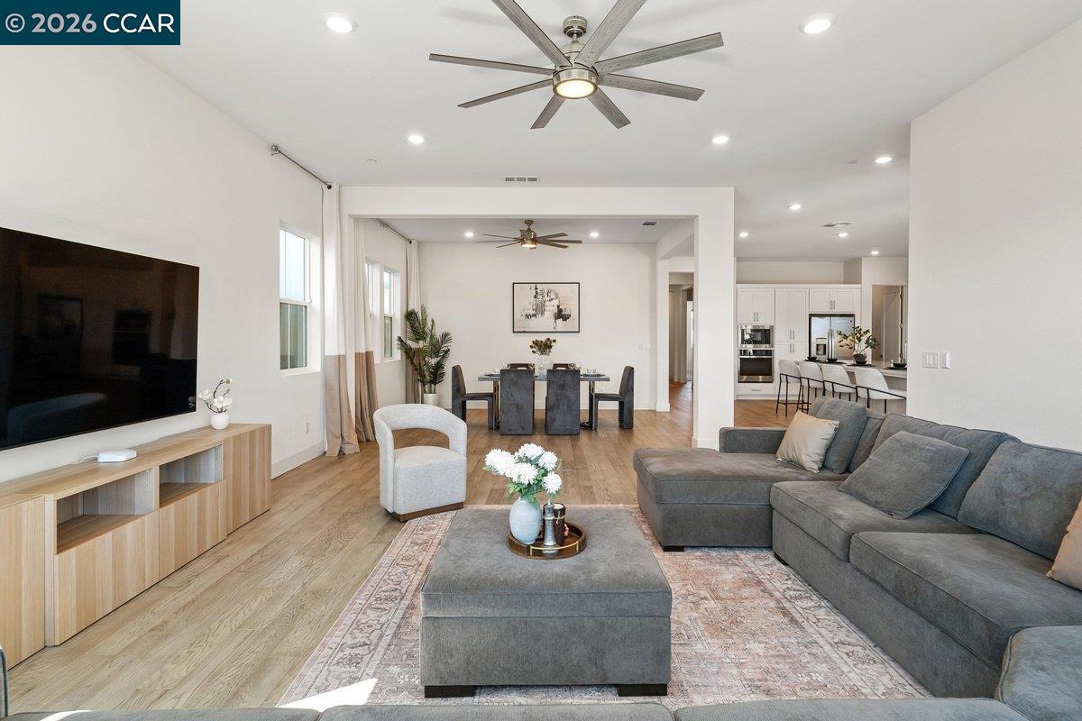 Detail Gallery Image 8 of 48 For 3096 Leeds Ln, Tracy,  CA 95377 - 4 Beds | 3/1 Baths