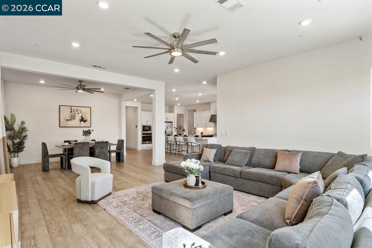 Detail Gallery Image 9 of 48 For 3096 Leeds Ln, Tracy,  CA 95377 - 4 Beds | 3/1 Baths