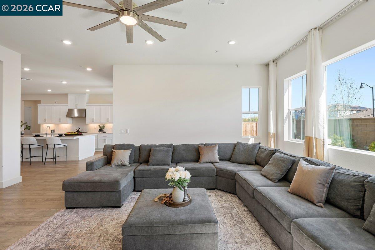 Detail Gallery Image 10 of 48 For 3096 Leeds Ln, Tracy,  CA 95377 - 4 Beds | 3/1 Baths