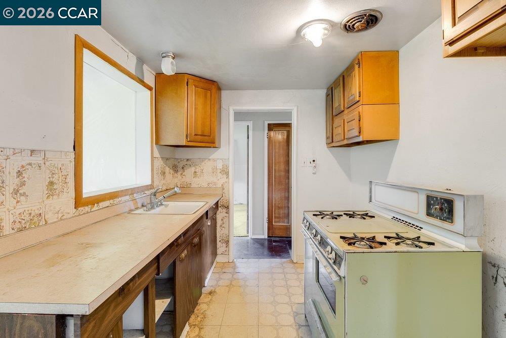 Detail Gallery Image 5 of 14 For 1901 Florence Ln, Concord,  CA 94520 - 3 Beds | 1 Baths