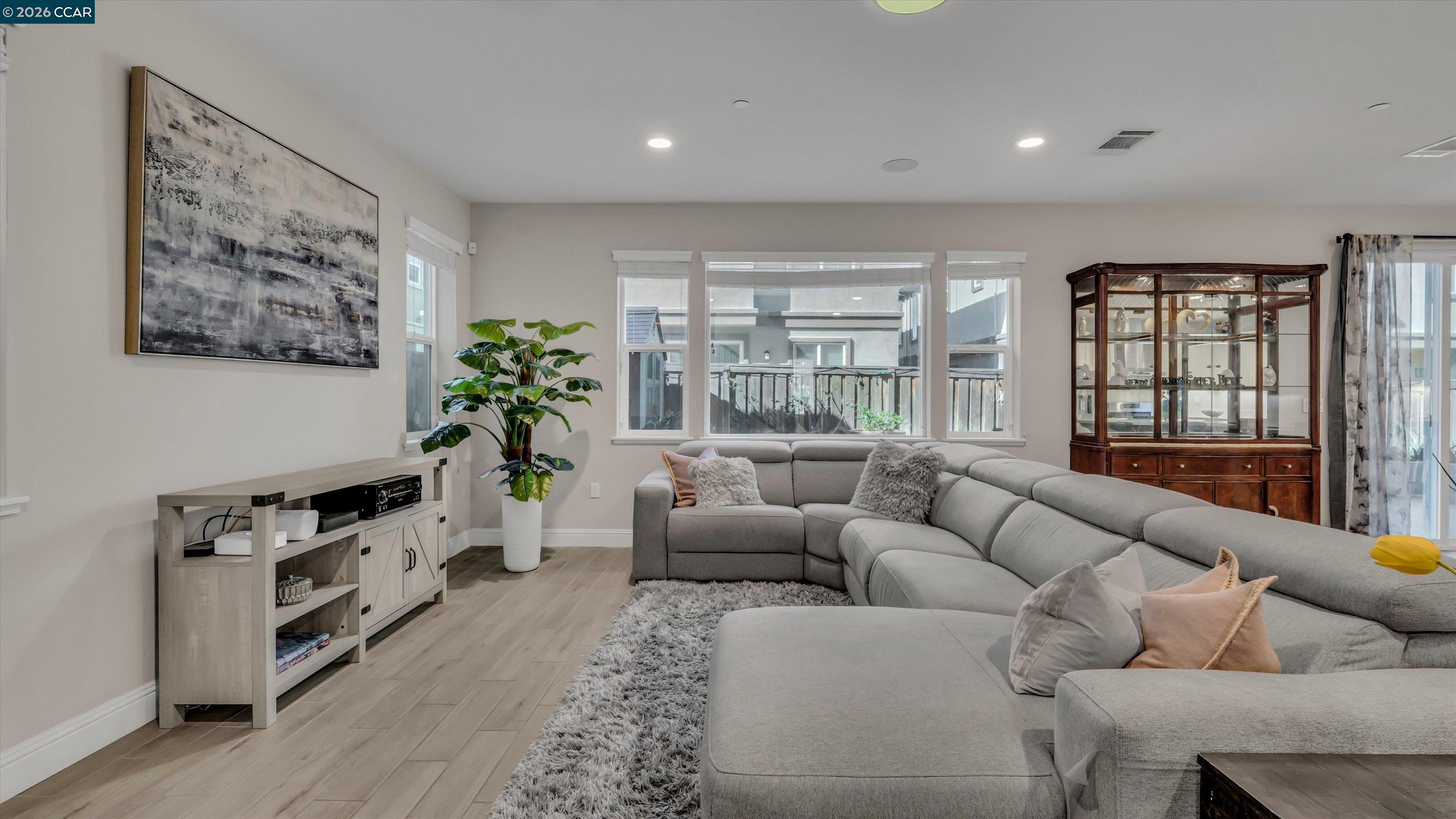 Detail Gallery Image 9 of 45 For 3025 Aragon Dr, Pittsburg,  CA 94565 - 5 Beds | 3 Baths