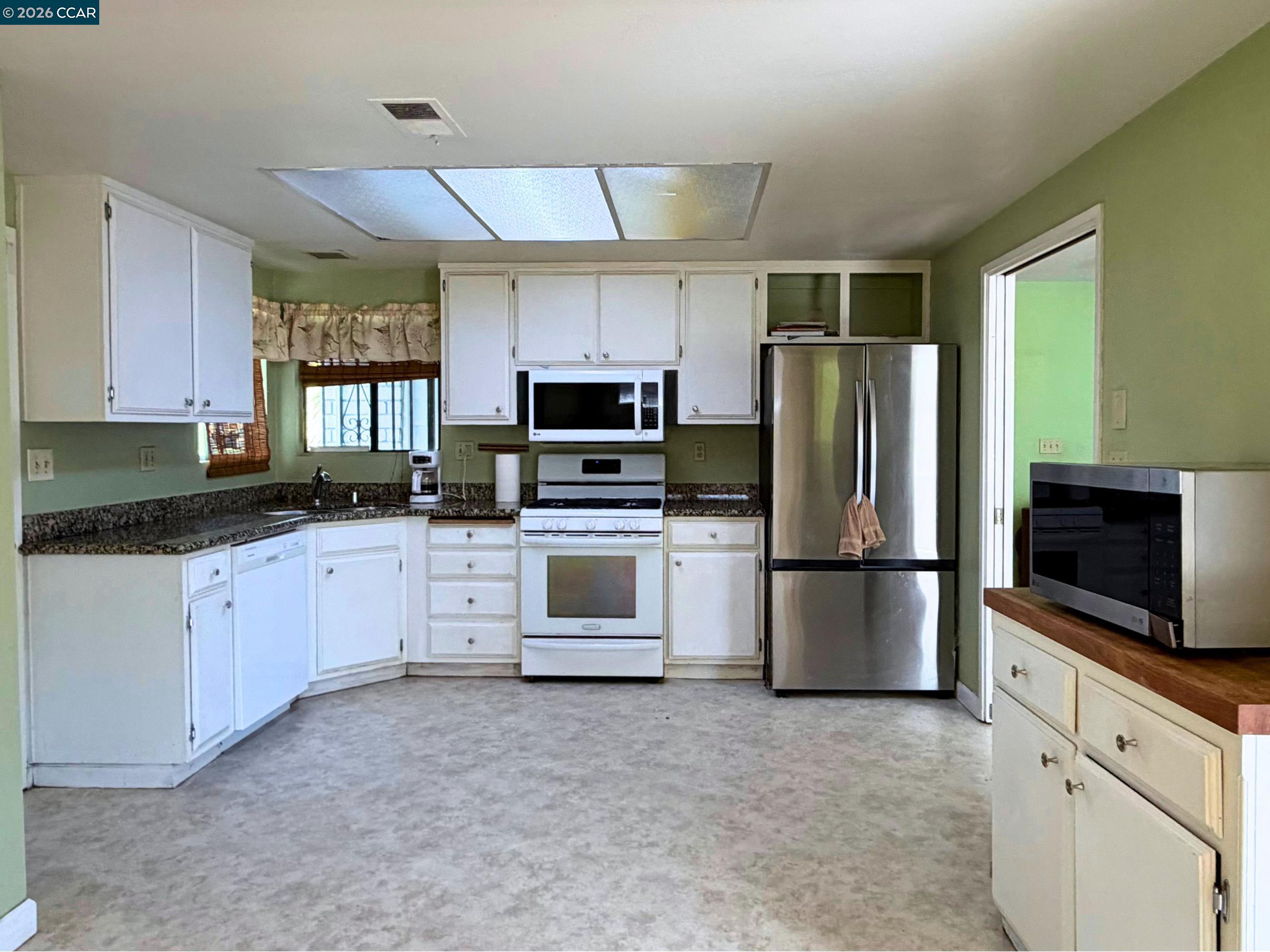 Detail Gallery Image 3 of 33 For 2329 Lido Cir, Stockton,  CA 95207 - 3 Beds | 2 Baths