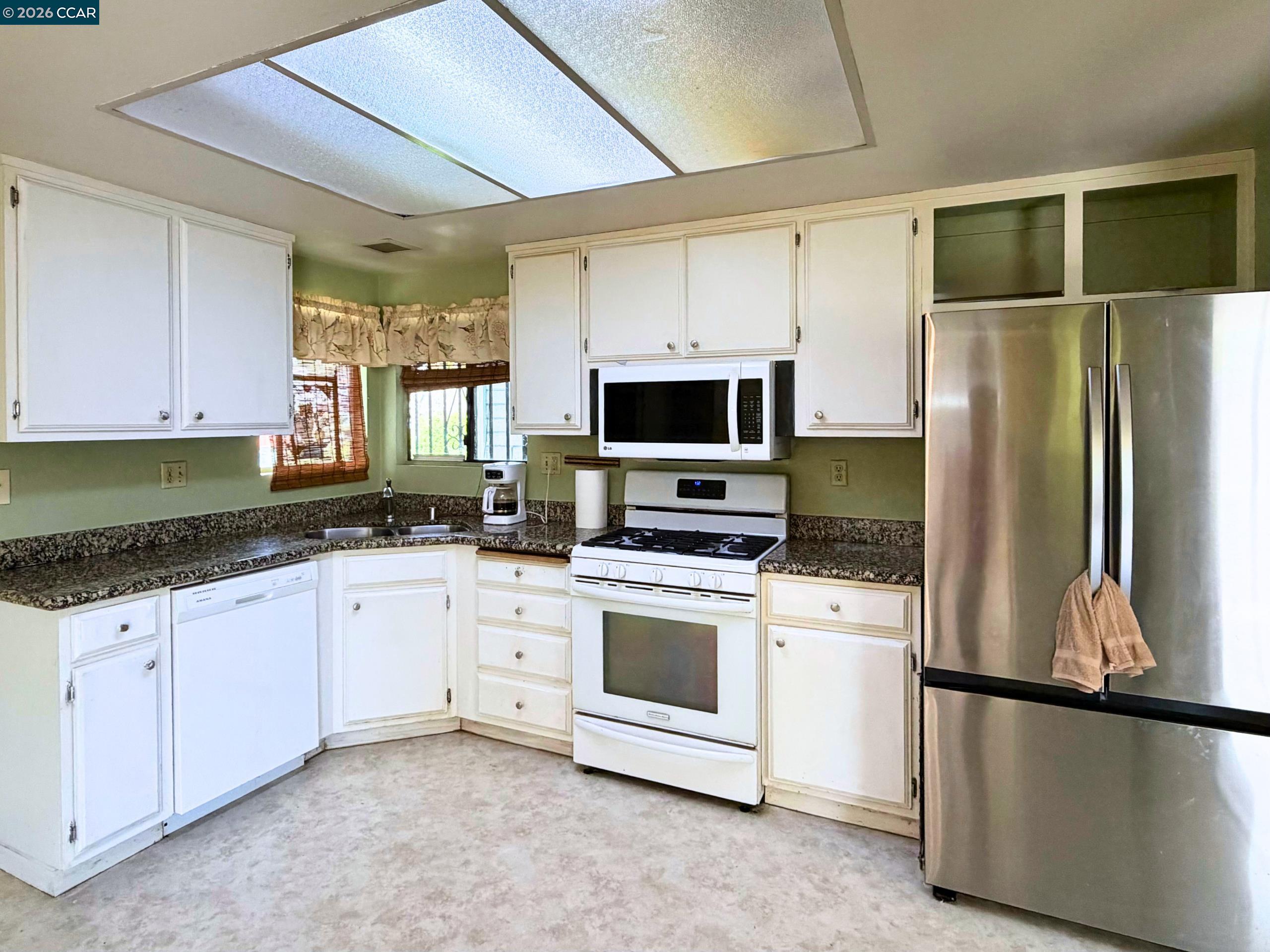 Detail Gallery Image 5 of 33 For 2329 Lido Cir, Stockton,  CA 95207 - 3 Beds | 2 Baths