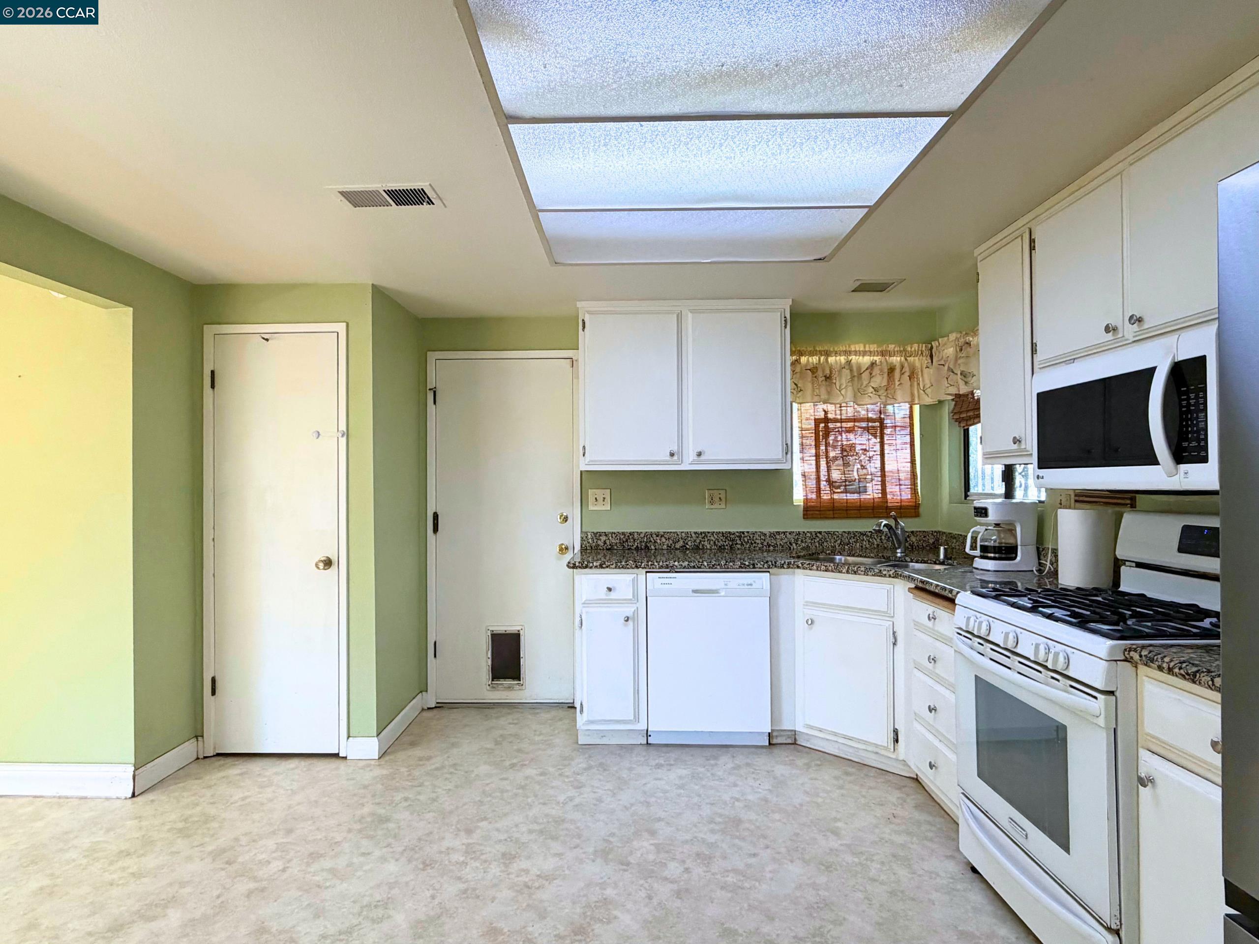 Detail Gallery Image 6 of 33 For 2329 Lido Cir, Stockton,  CA 95207 - 3 Beds | 2 Baths