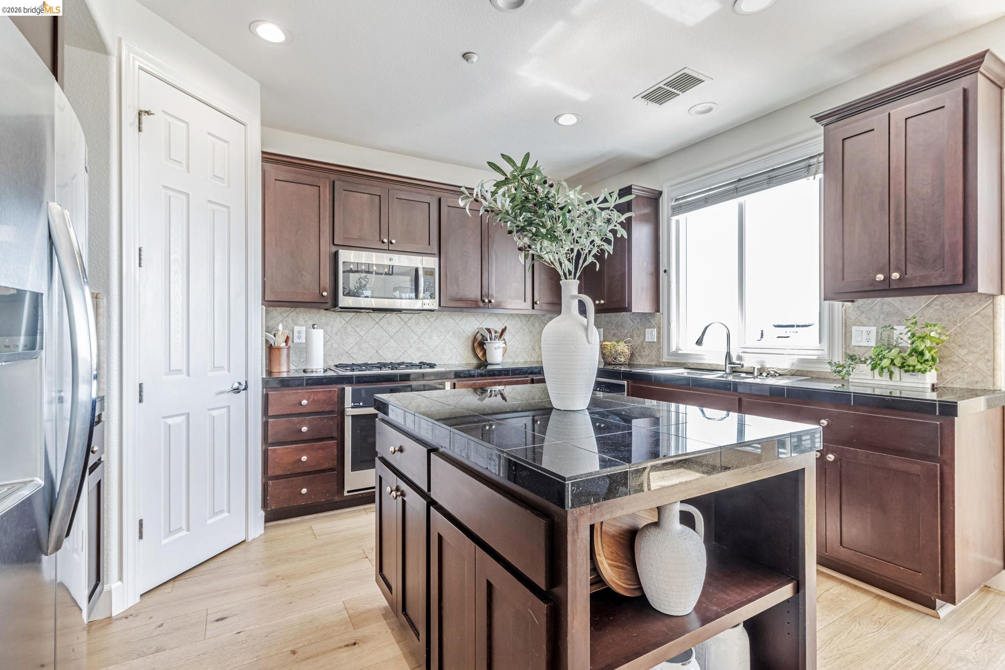 Detail Gallery Image 6 of 46 For 104 Seacliff Court, Richmond,  CA 94801 - 3 Beds | 2/1 Baths