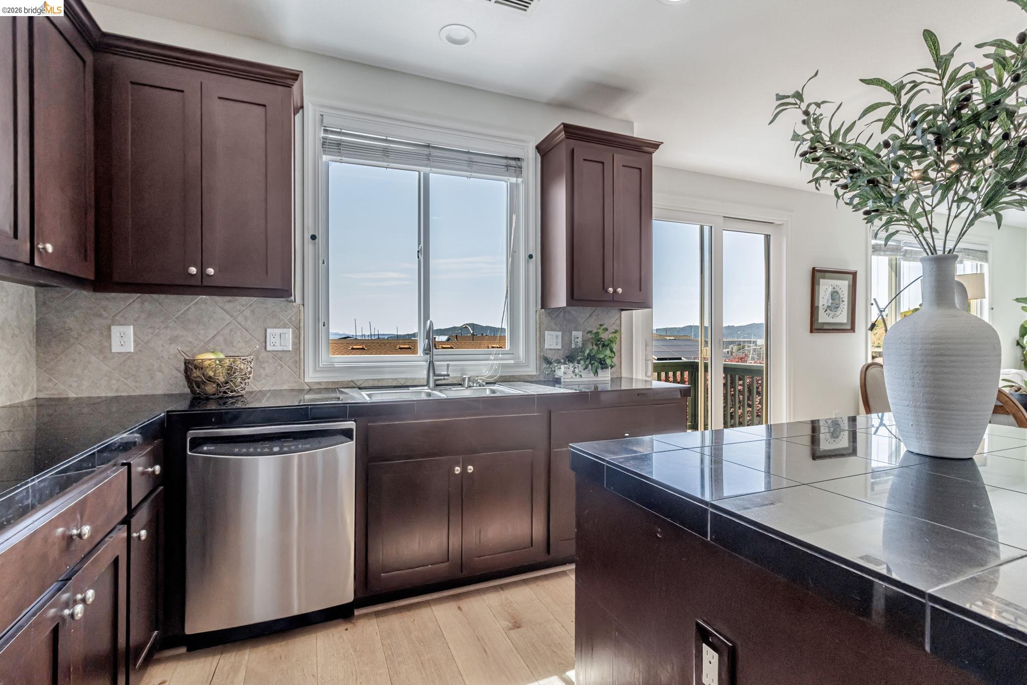 Detail Gallery Image 7 of 46 For 104 Seacliff Court, Richmond,  CA 94801 - 3 Beds | 2/1 Baths