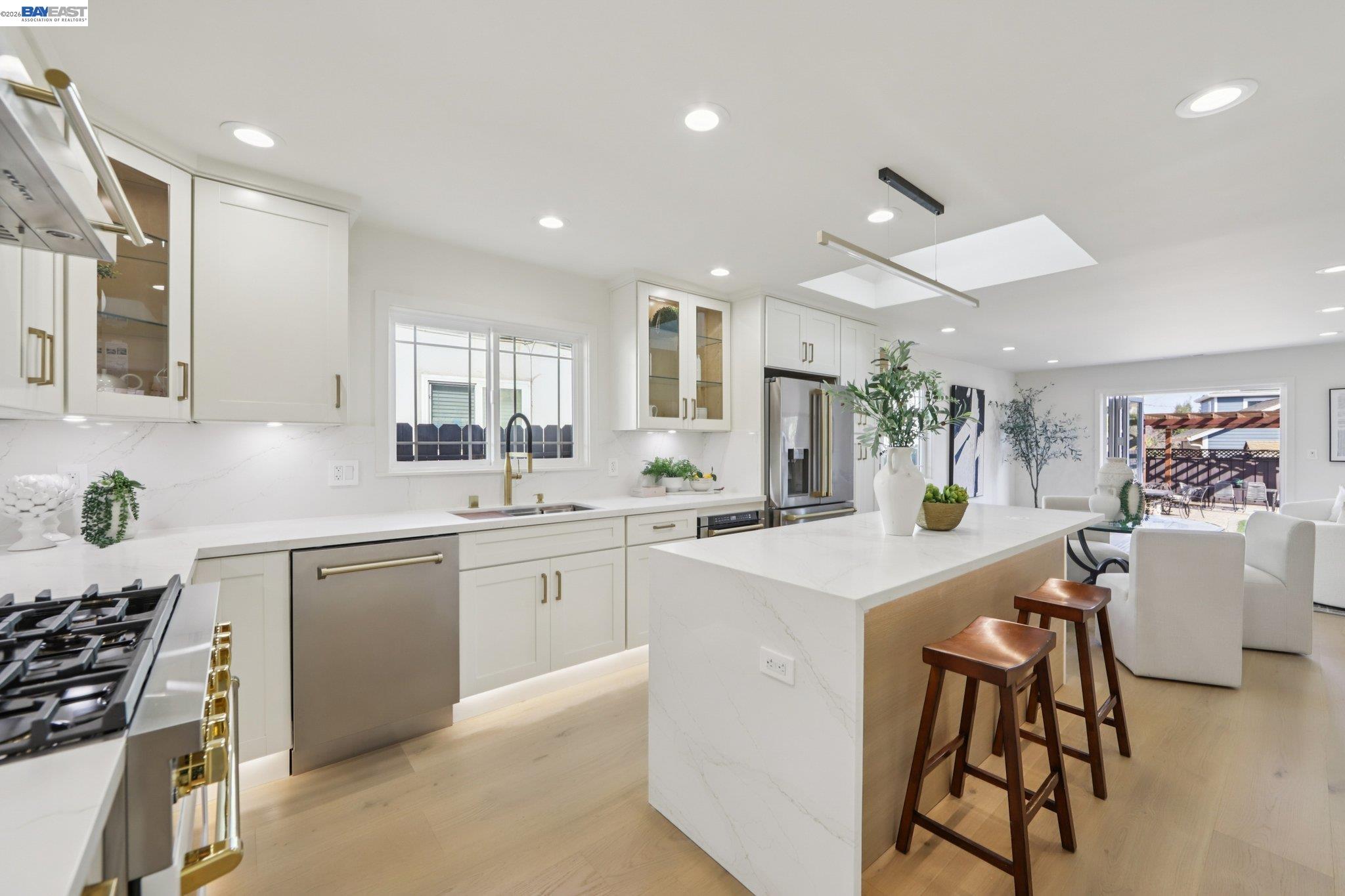 Detail Gallery Image 16 of 52 For 725 Alameda De Las Pulgas, San Mateo,  CA 94601 - 3 Beds | 3 Baths