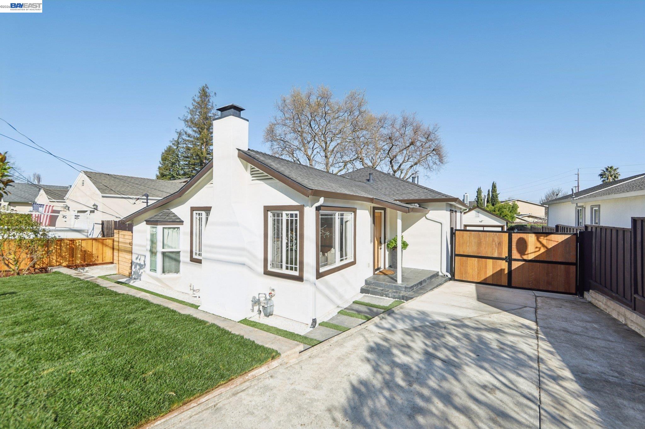 Detail Gallery Image 3 of 52 For 725 Alameda De Las Pulgas, San Mateo,  CA 94601 - 3 Beds | 3 Baths