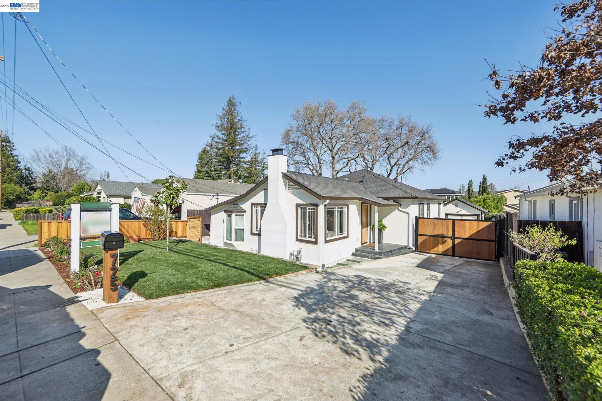 Detail Gallery Image 5 of 52 For 725 Alameda De Las Pulgas, San Mateo,  CA 94601 - 3 Beds | 3 Baths