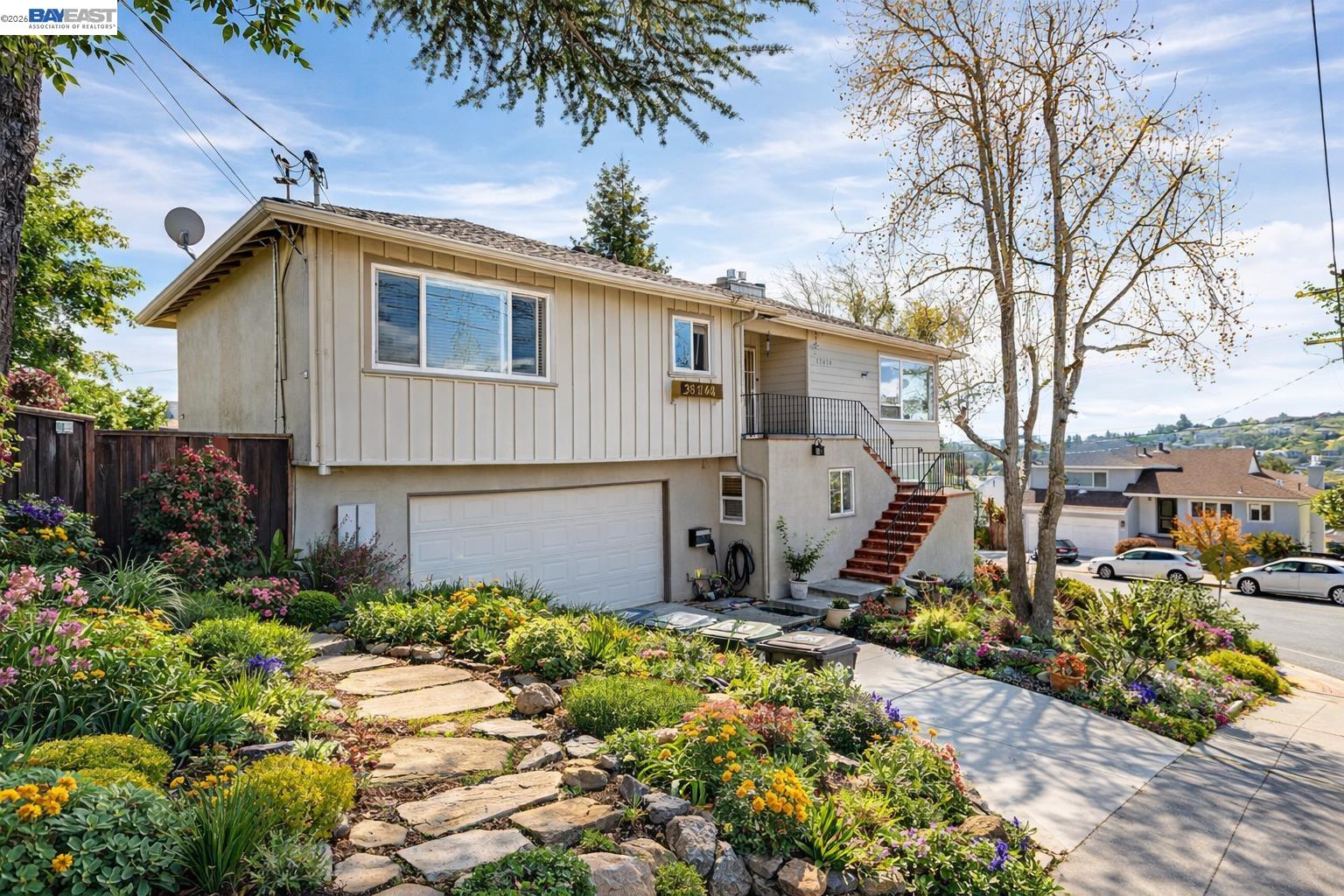 Detail Gallery Image 2 of 26 For 17676 Garland Ct, Castro Valley,  CA 94546 - 4 Beds | 2 Baths