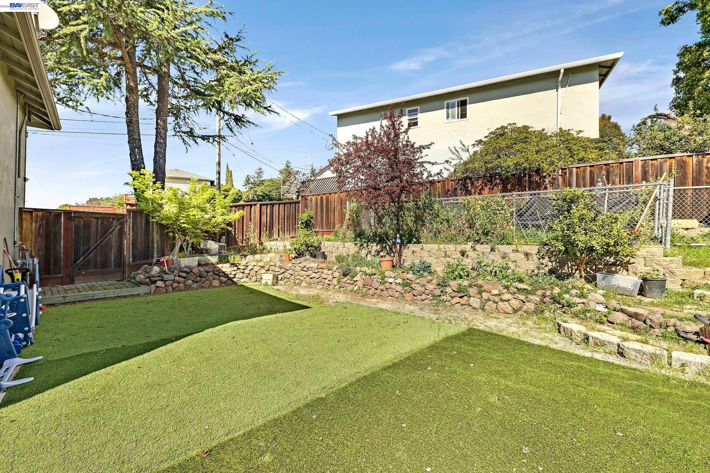 Detail Gallery Image 21 of 26 For 17676 Garland Ct, Castro Valley,  CA 94546 - 4 Beds | 2 Baths