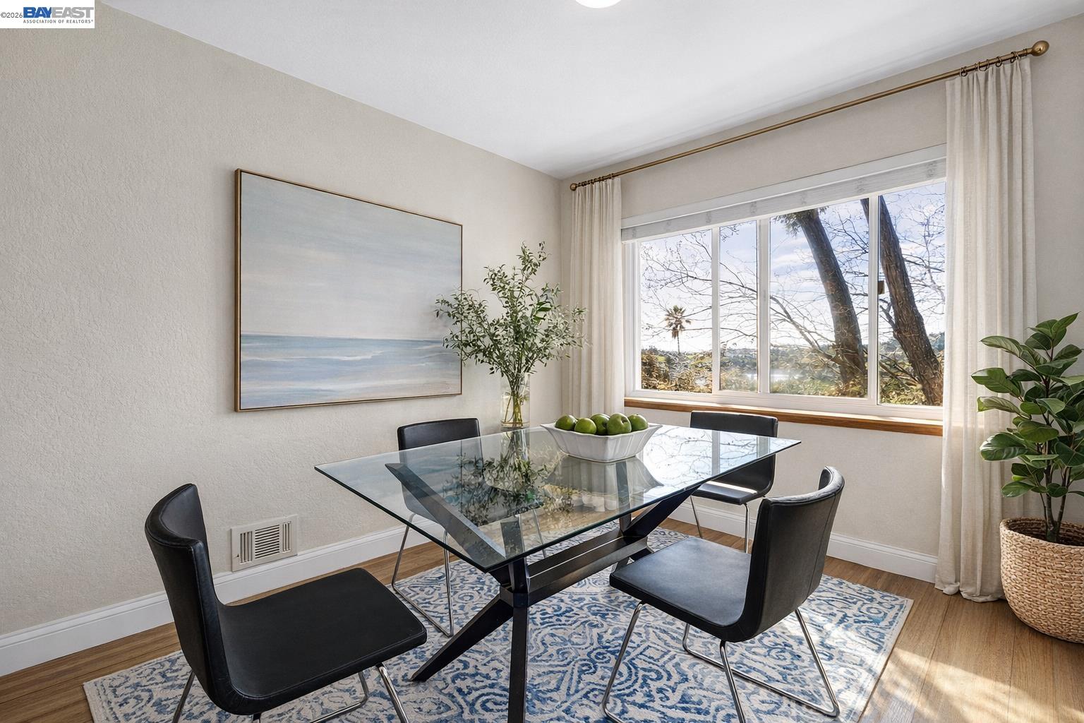 Detail Gallery Image 5 of 26 For 17676 Garland Ct, Castro Valley,  CA 94546 - 4 Beds | 2 Baths