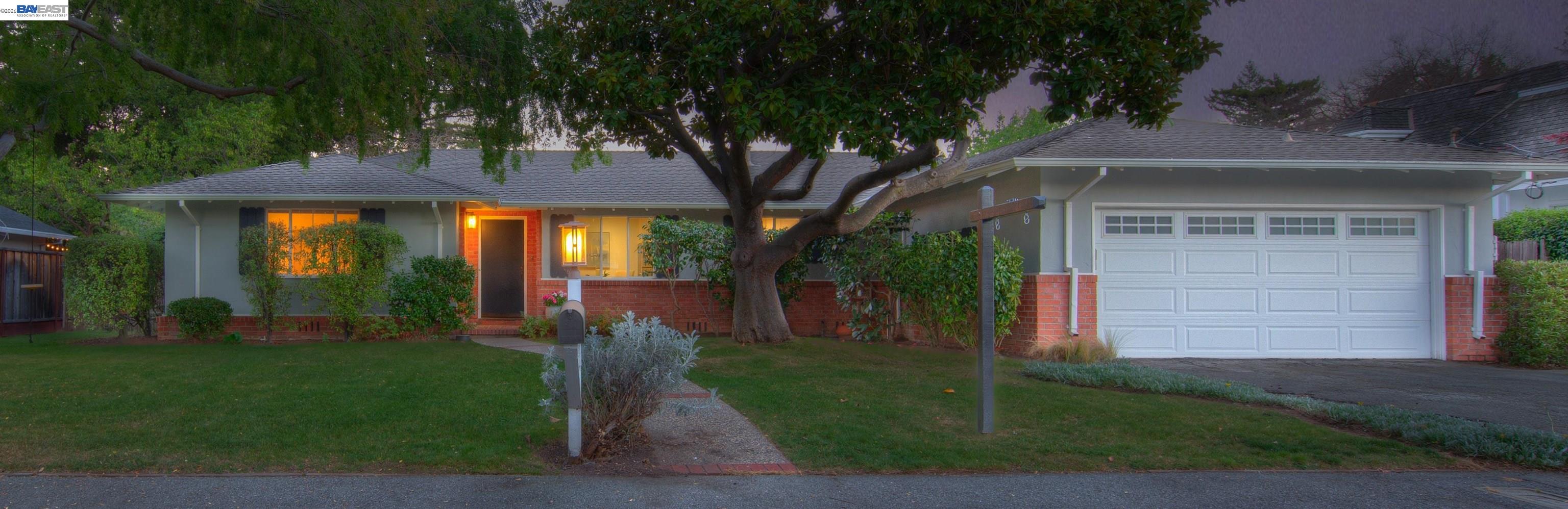 Detail Gallery Image 14 of 60 For 1785 Holly Ave, Menlo Park,  CA 94025 - 4 Beds | 3 Baths