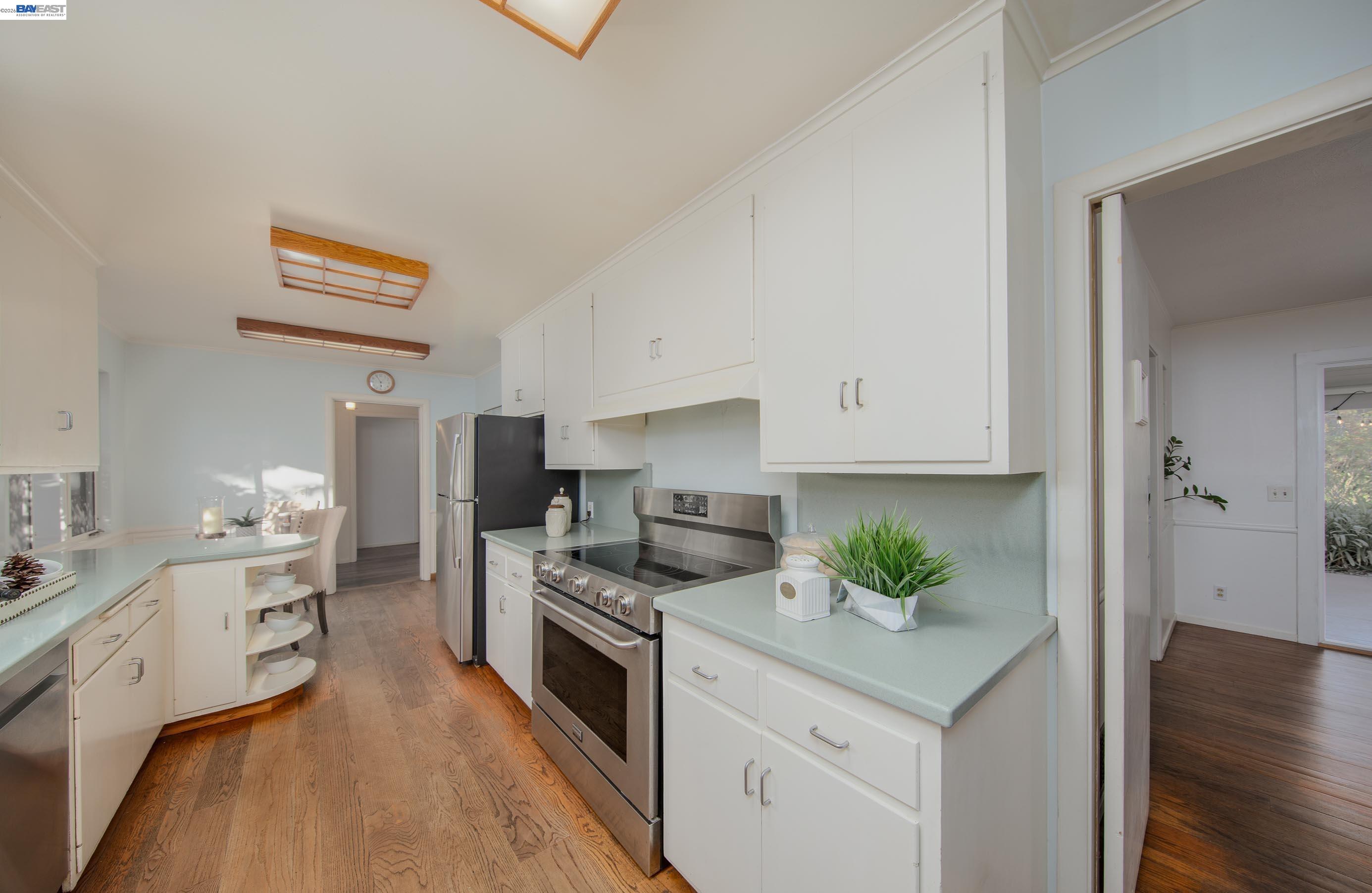 Detail Gallery Image 32 of 60 For 1785 Holly Ave, Menlo Park,  CA 94025 - 4 Beds | 3 Baths