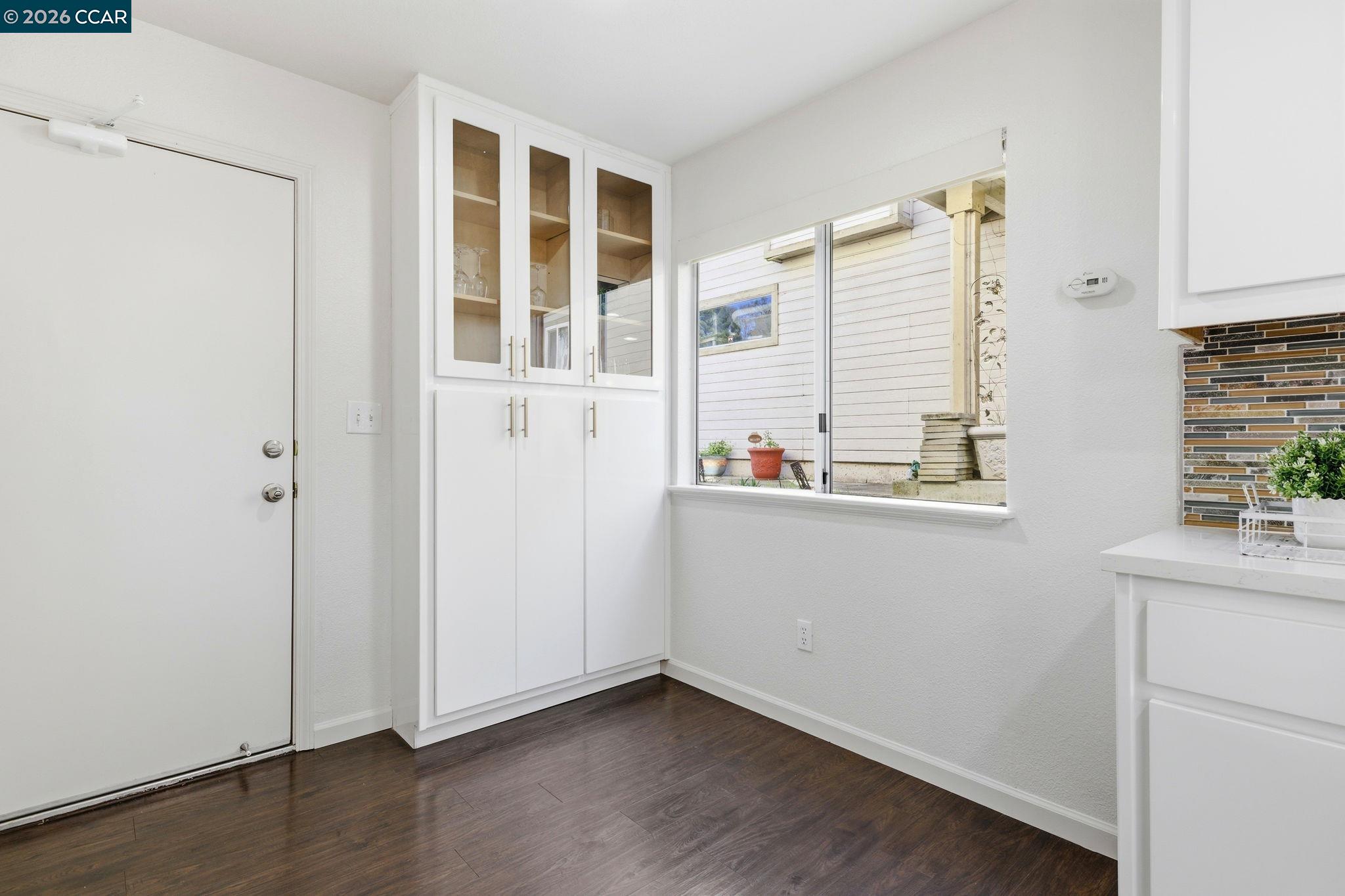 Detail Gallery Image 7 of 23 For 2875 Parkway Dr, Martinez,  CA 94553 - 3 Beds | 2/1 Baths