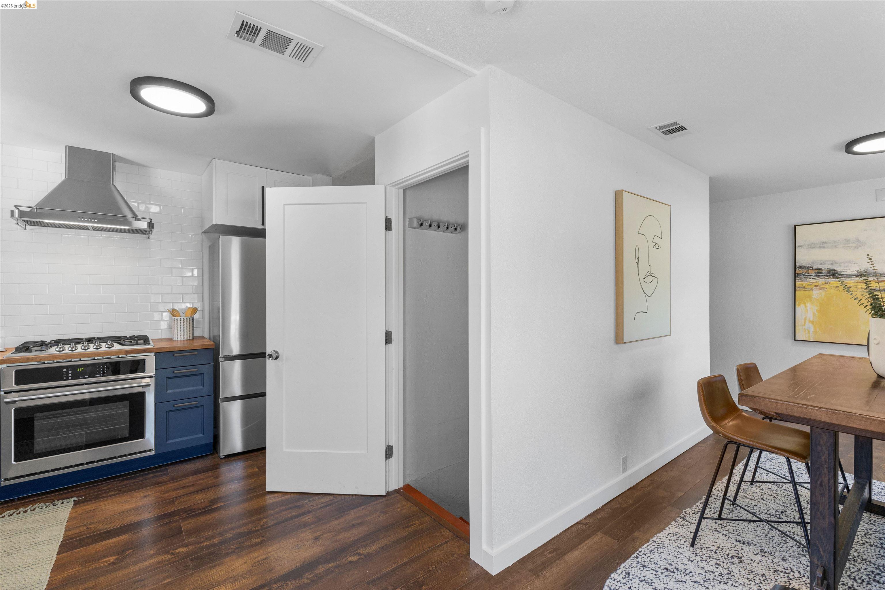 Detail Gallery Image 16 of 43 For 7900 Greenly Dr, Oakland,  CA 94605 - 4 Beds | 2 Baths