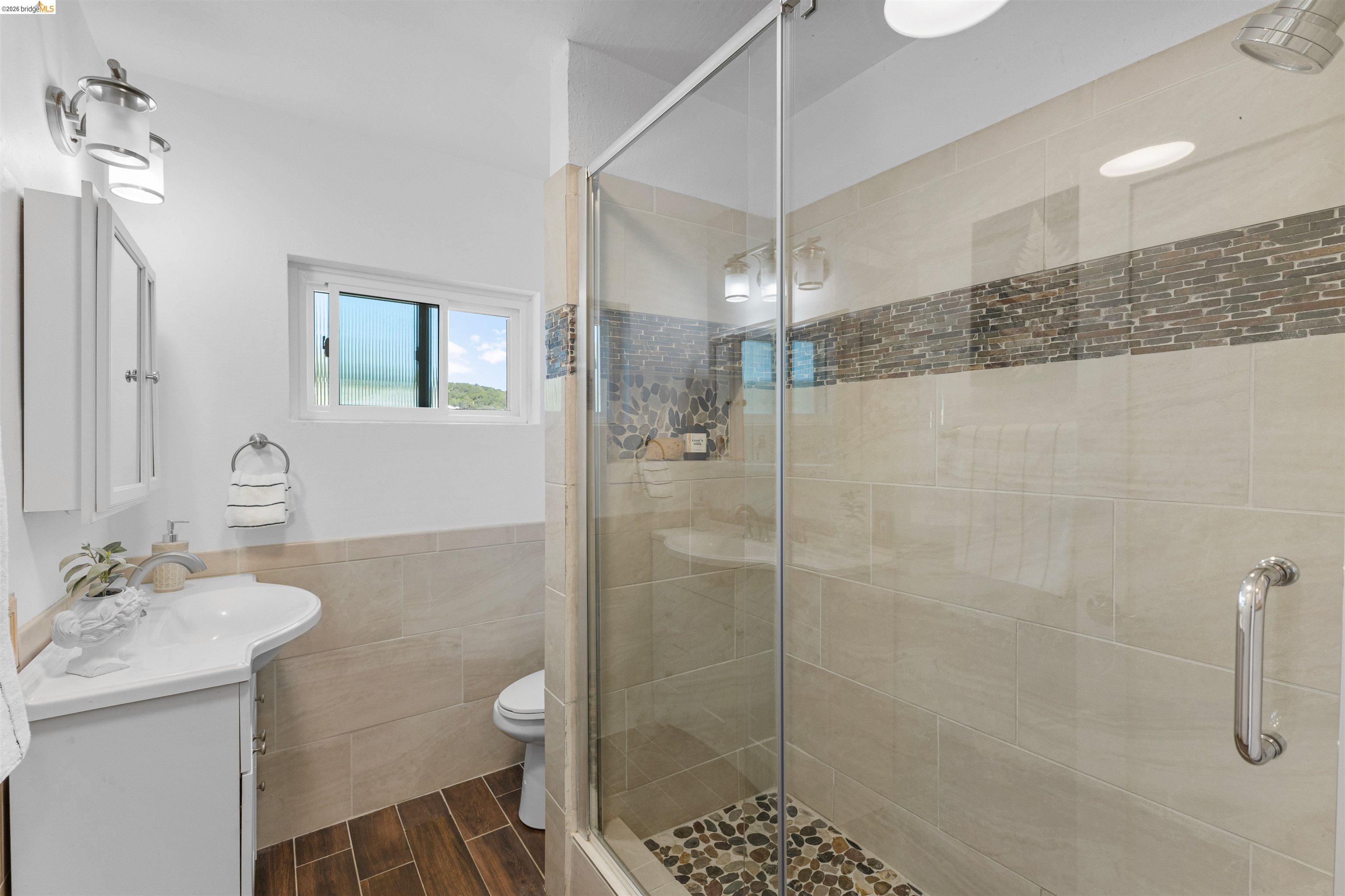 Detail Gallery Image 20 of 43 For 7900 Greenly Dr, Oakland,  CA 94605 - 4 Beds | 2 Baths