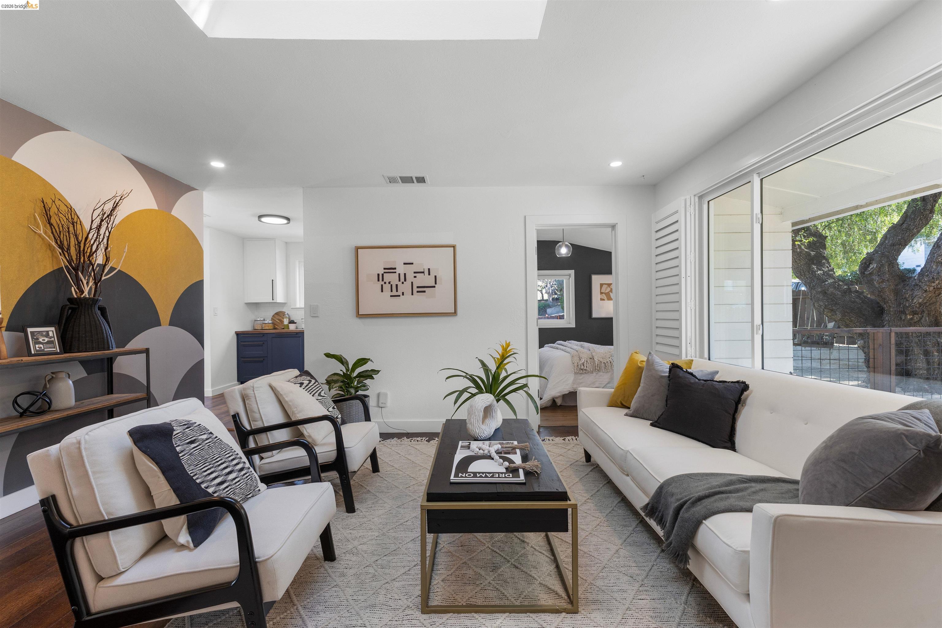 Detail Gallery Image 3 of 43 For 7900 Greenly Dr, Oakland,  CA 94605 - 4 Beds | 2 Baths