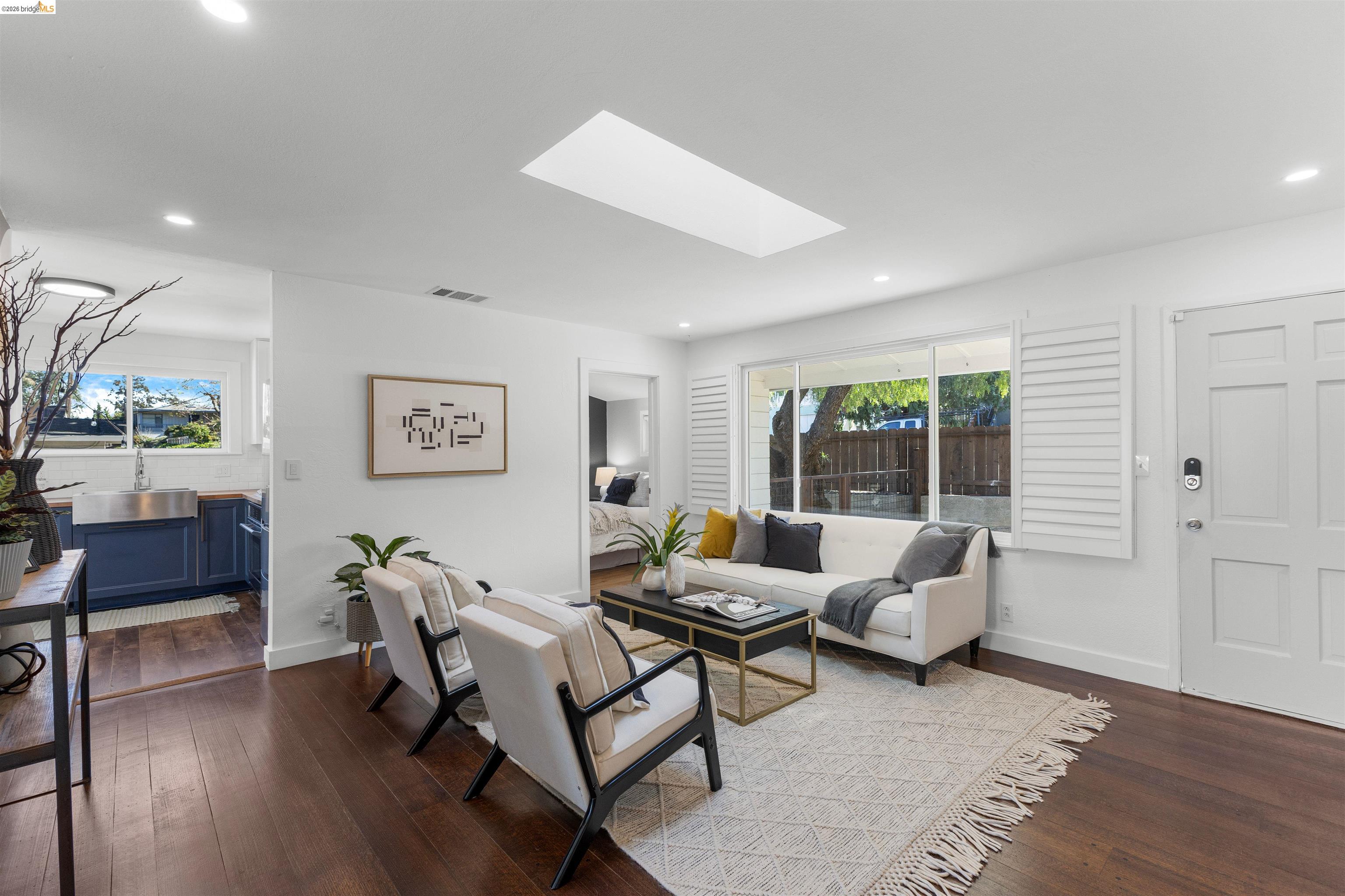 Detail Gallery Image 4 of 43 For 7900 Greenly Dr, Oakland,  CA 94605 - 4 Beds | 2 Baths