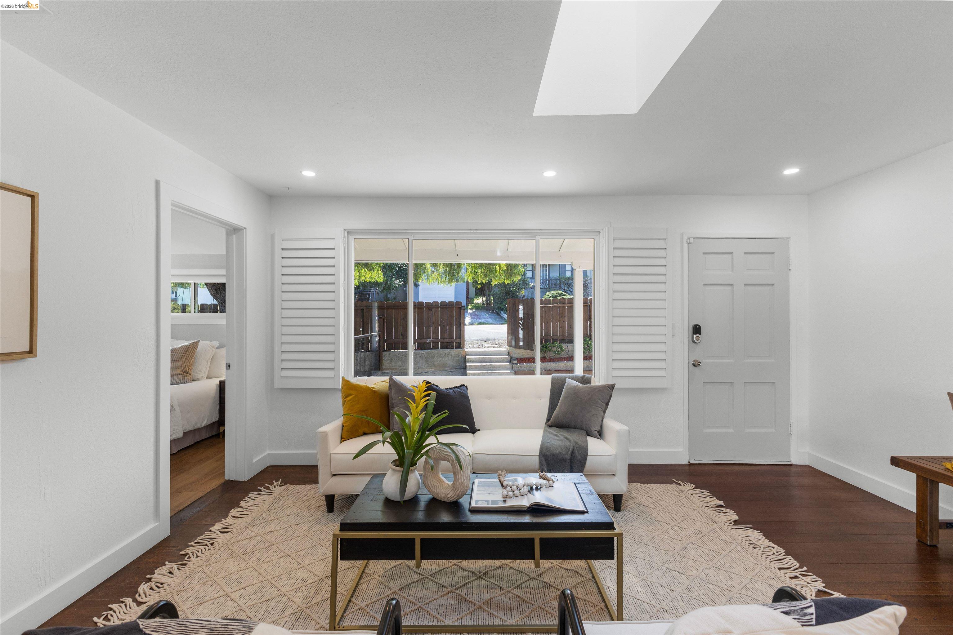 Detail Gallery Image 5 of 43 For 7900 Greenly Dr, Oakland,  CA 94605 - 4 Beds | 2 Baths