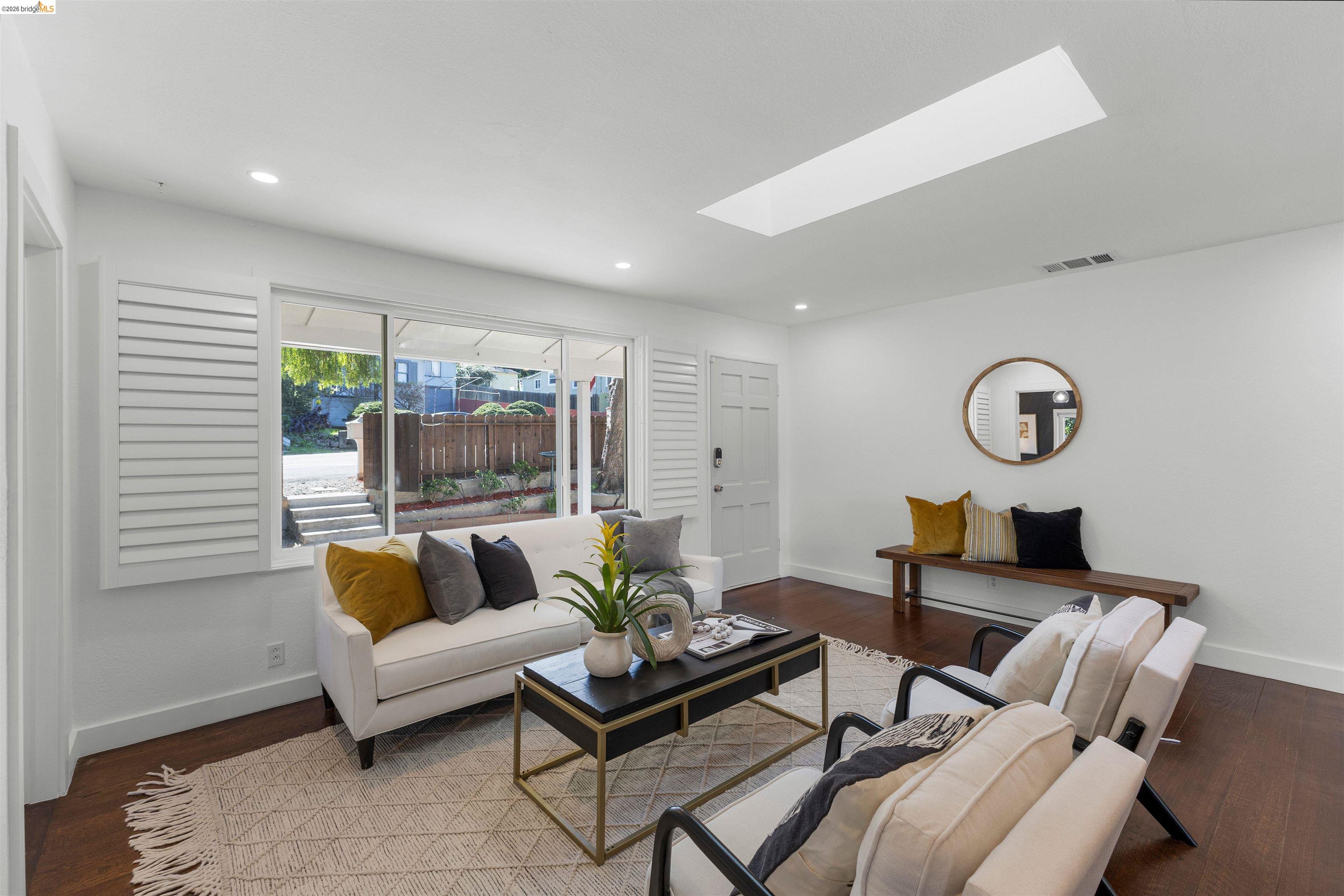 Detail Gallery Image 6 of 43 For 7900 Greenly Dr, Oakland,  CA 94605 - 4 Beds | 2 Baths