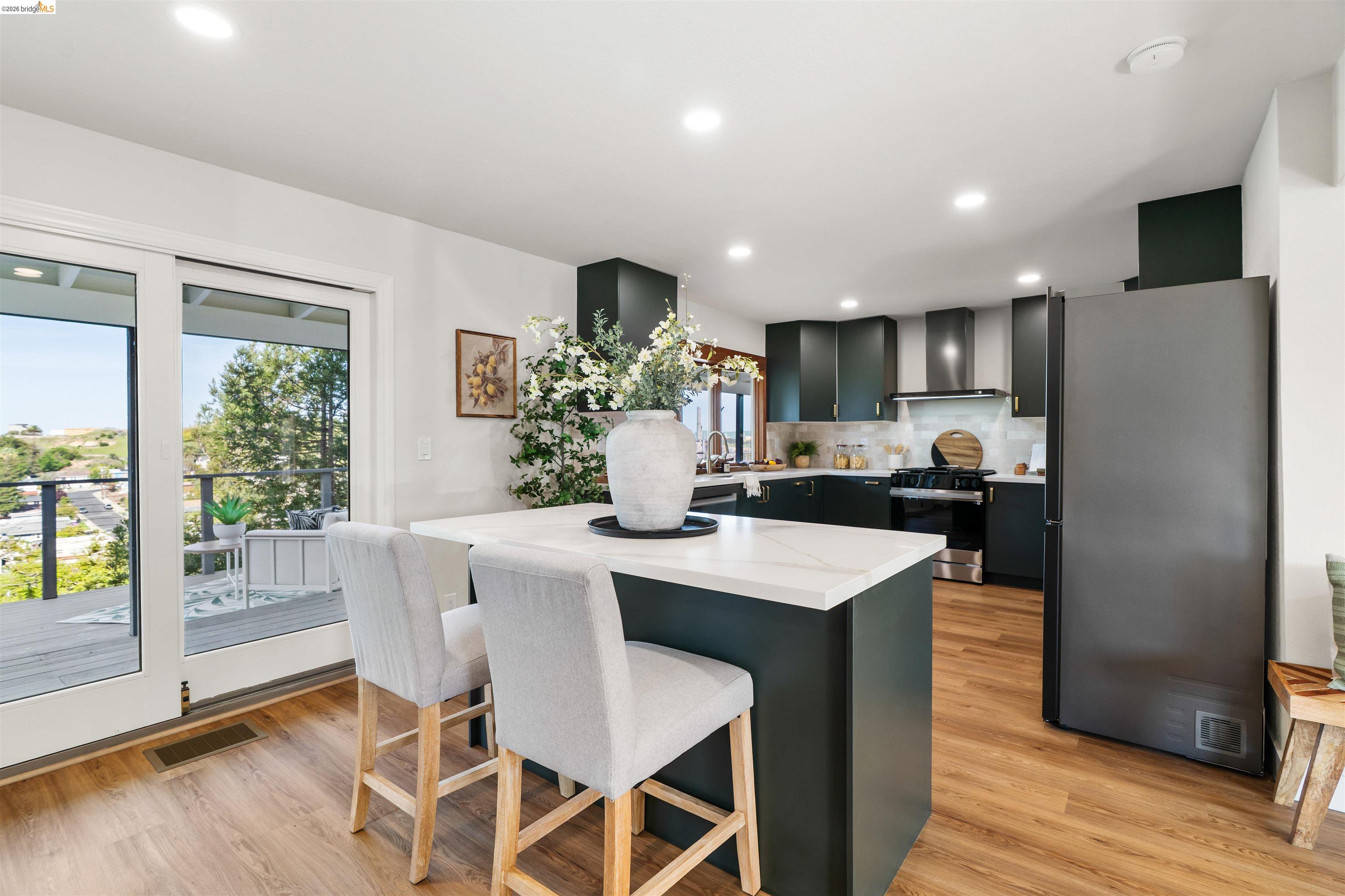 Detail Gallery Image 11 of 45 For 2115 Valente Cir, Martinez,  CA 94553 - 5 Beds | 3/1 Baths