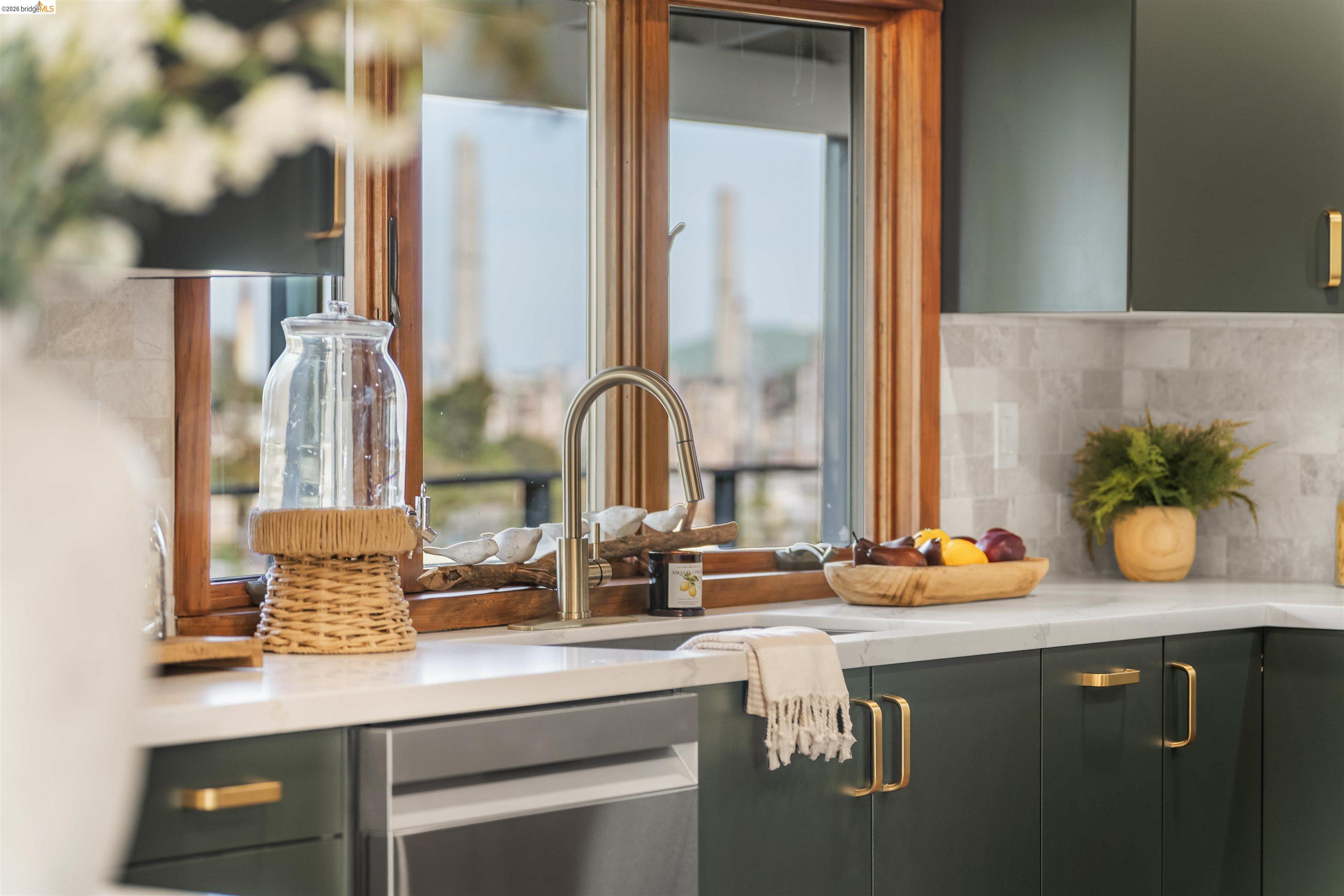 Detail Gallery Image 13 of 45 For 2115 Valente Cir, Martinez,  CA 94553 - 5 Beds | 3/1 Baths