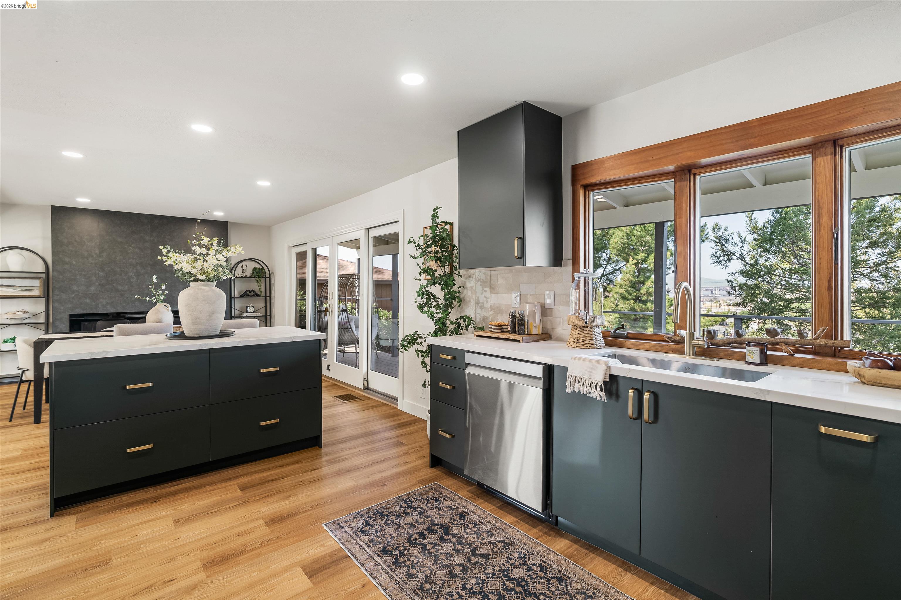 Detail Gallery Image 14 of 45 For 2115 Valente Cir, Martinez,  CA 94553 - 5 Beds | 3/1 Baths