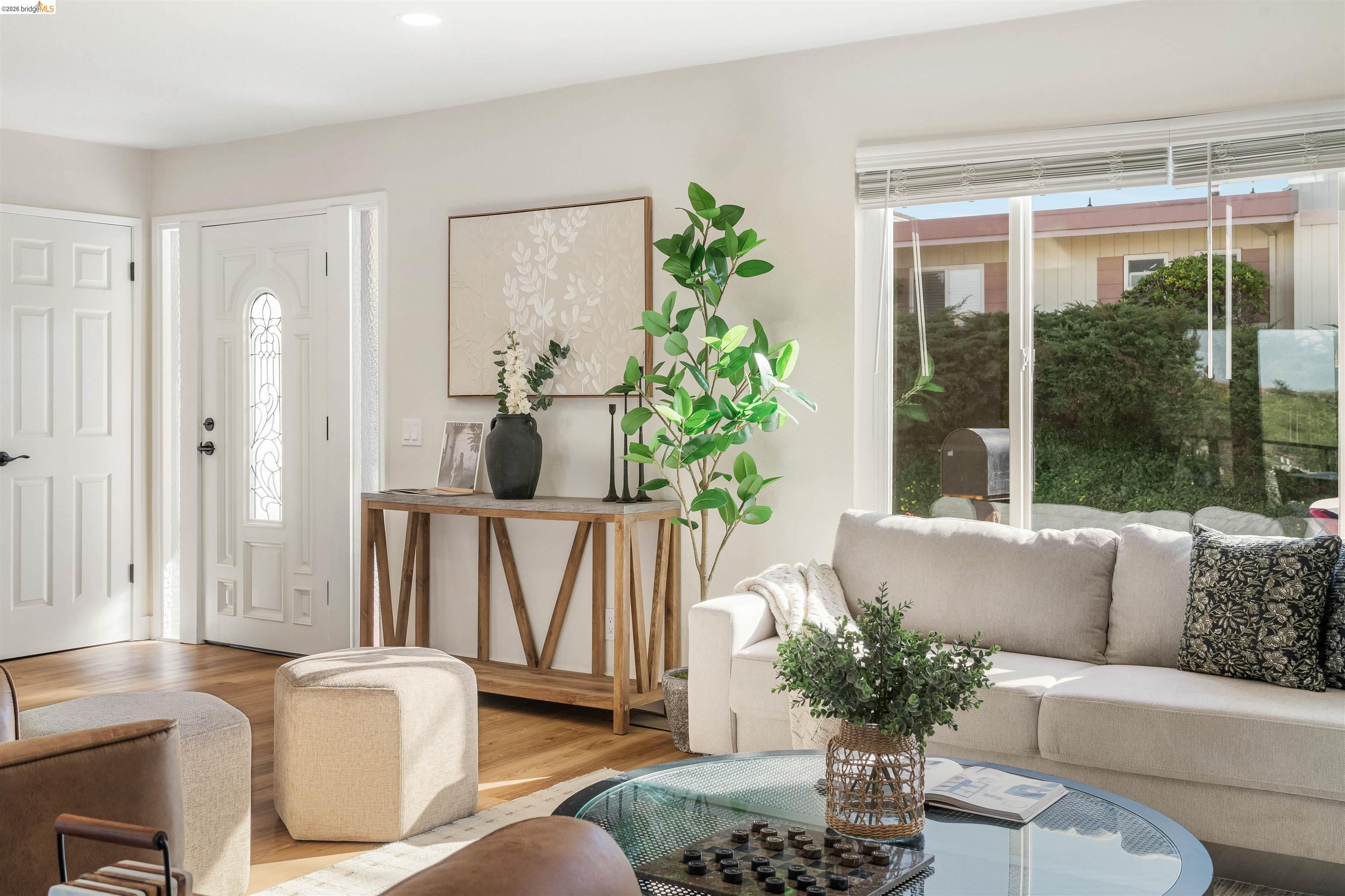 Detail Gallery Image 6 of 45 For 2115 Valente Cir, Martinez,  CA 94553 - 5 Beds | 3/1 Baths