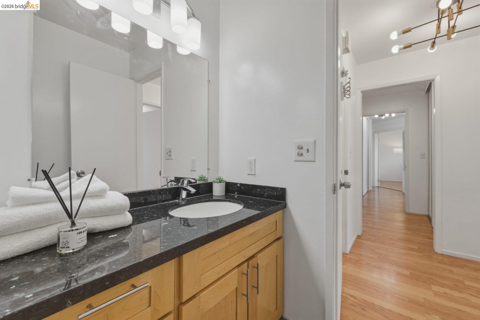 Detail Gallery Image 25 of 31 For 6 Commodore Dr #C450,  Emeryville,  CA 94608 - 2 Beds | 1/1 Baths